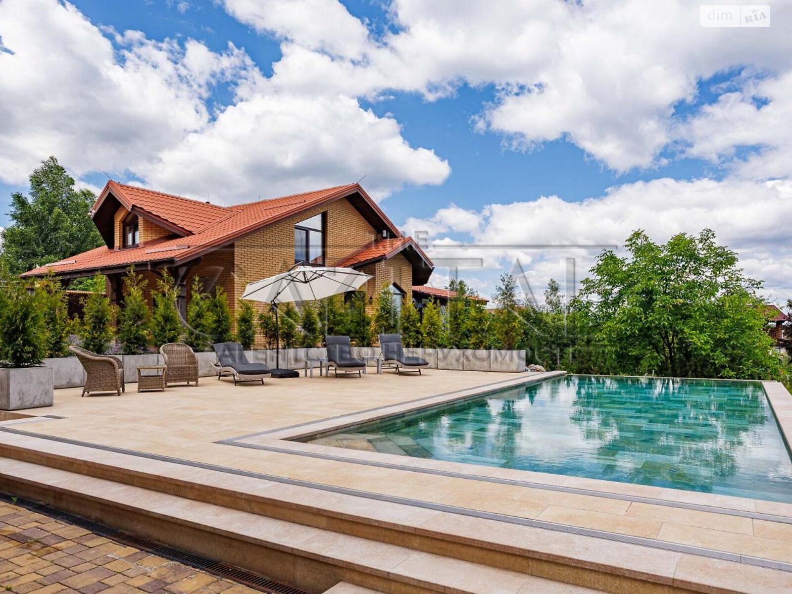 трехэтажный дом с балконом, 640 кв. м, кирпич. Продажа в Лютиже фото 1 трехэтажный дом с балконом, 640 кв. м, кирпич. Продажа в Лютиже фото 1