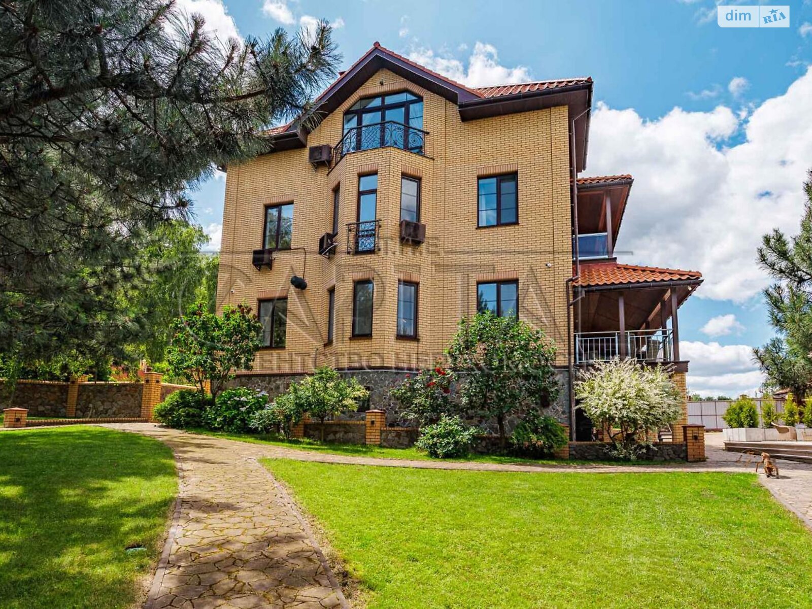 трехэтажный дом с балконом, 640 кв. м, кирпич. Продажа в Лютиже фото 1 трехэтажный дом с балконом, 640 кв. м, кирпич. Продажа в Лютиже фото 1