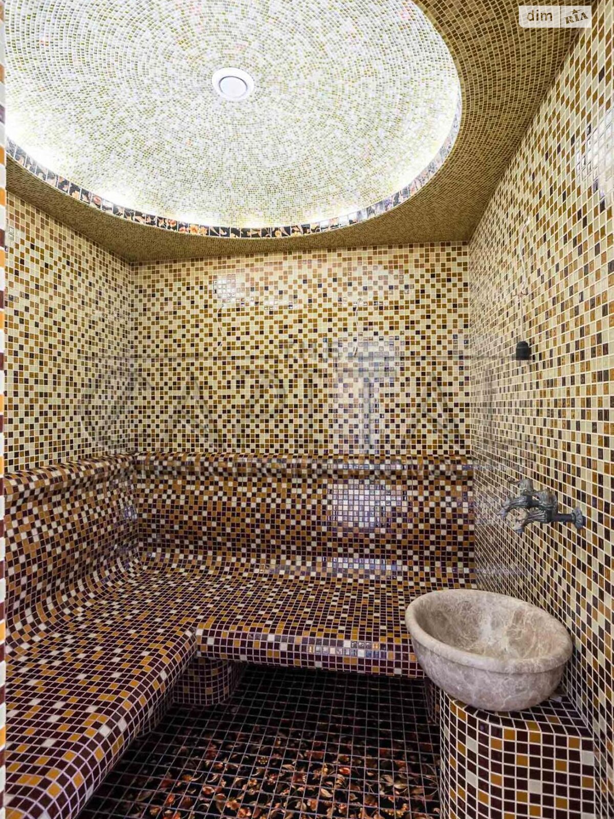 трехэтажный дом с балконом, 640 кв. м, кирпич. Продажа в Лютиже фото 1 трехэтажный дом с балконом, 640 кв. м, кирпич. Продажа в Лютиже фото 1
