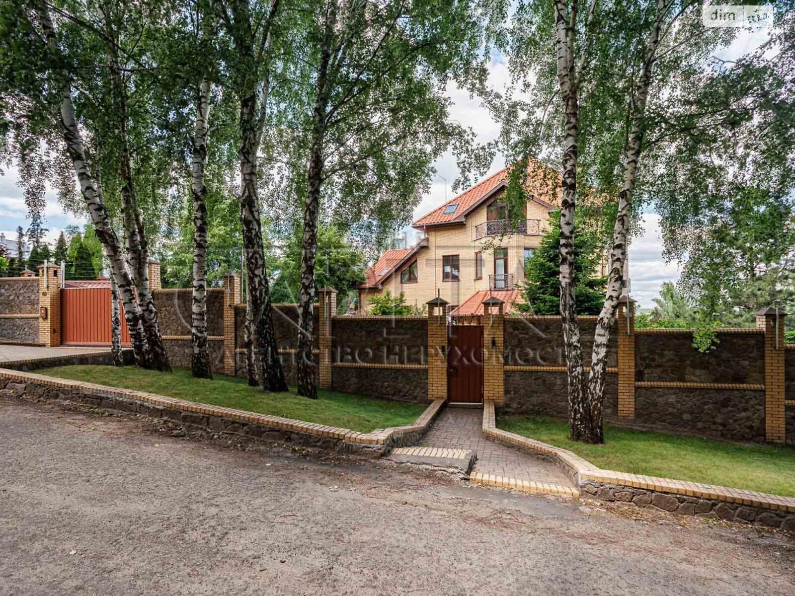 трехэтажный дом с балконом, 640 кв. м, кирпич. Продажа в Лютиже фото 1 трехэтажный дом с балконом, 640 кв. м, кирпич. Продажа в Лютиже фото 1