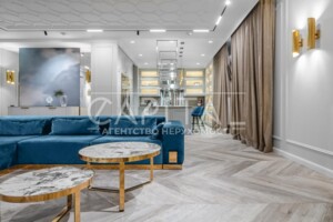 трехэтажный дом с балконом, 636.4 кв. м, кирпич. Продажа в Лютиже фото 2