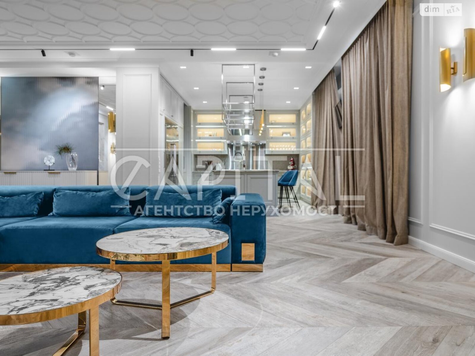 трехэтажный дом с балконом, 636.4 кв. м, кирпич. Продажа в Лютиже фото 1