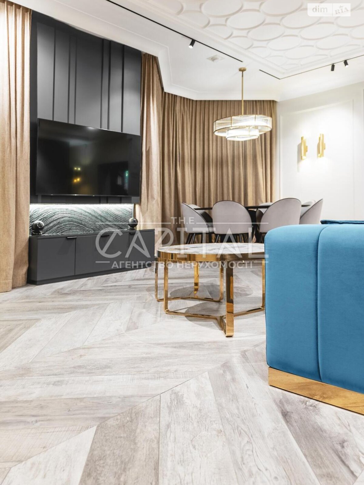 трехэтажный дом с балконом, 636.4 кв. м, кирпич. Продажа в Лютиже фото 1