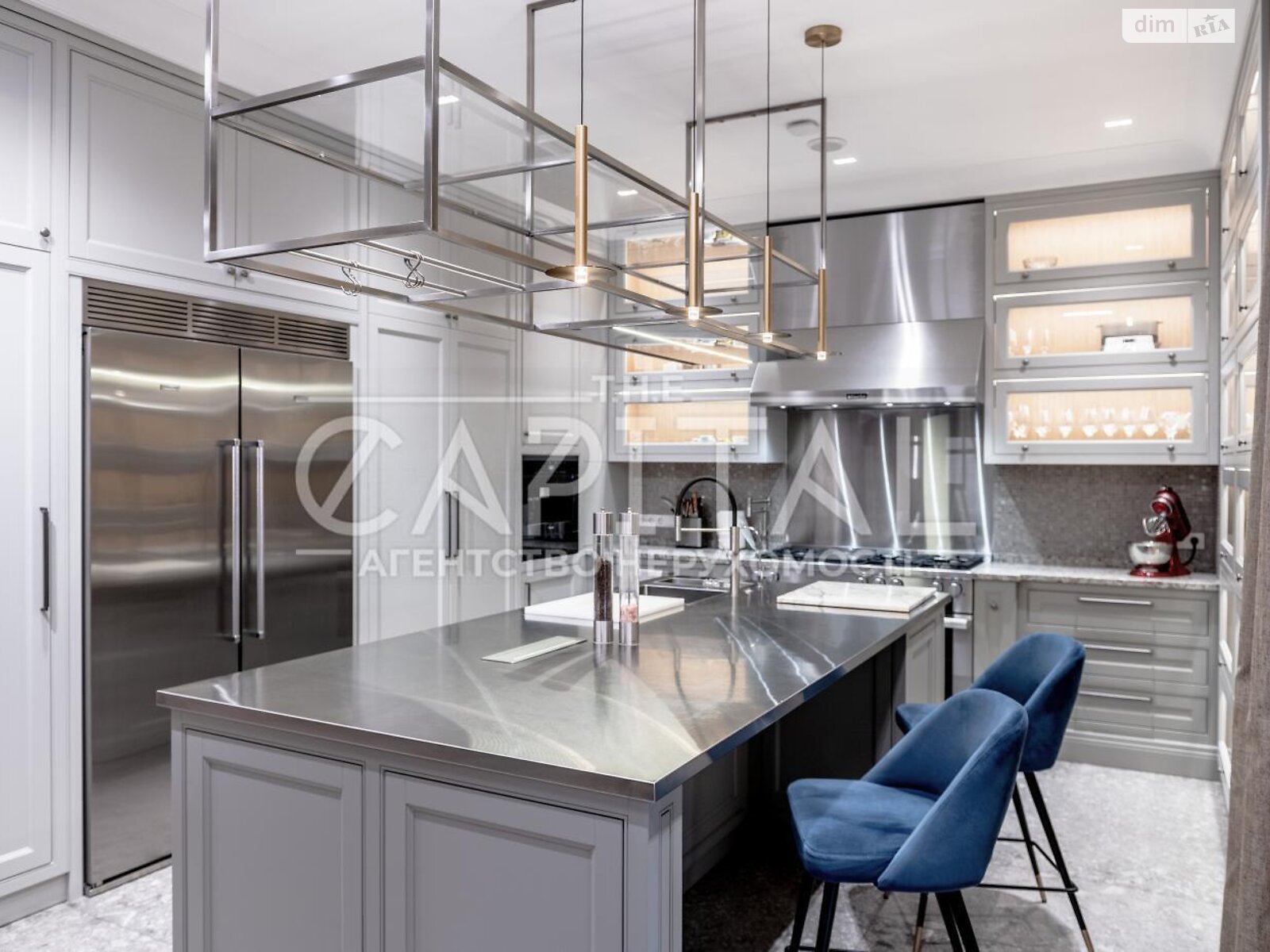 трехэтажный дом с балконом, 636.4 кв. м, кирпич. Продажа в Лютиже фото 1