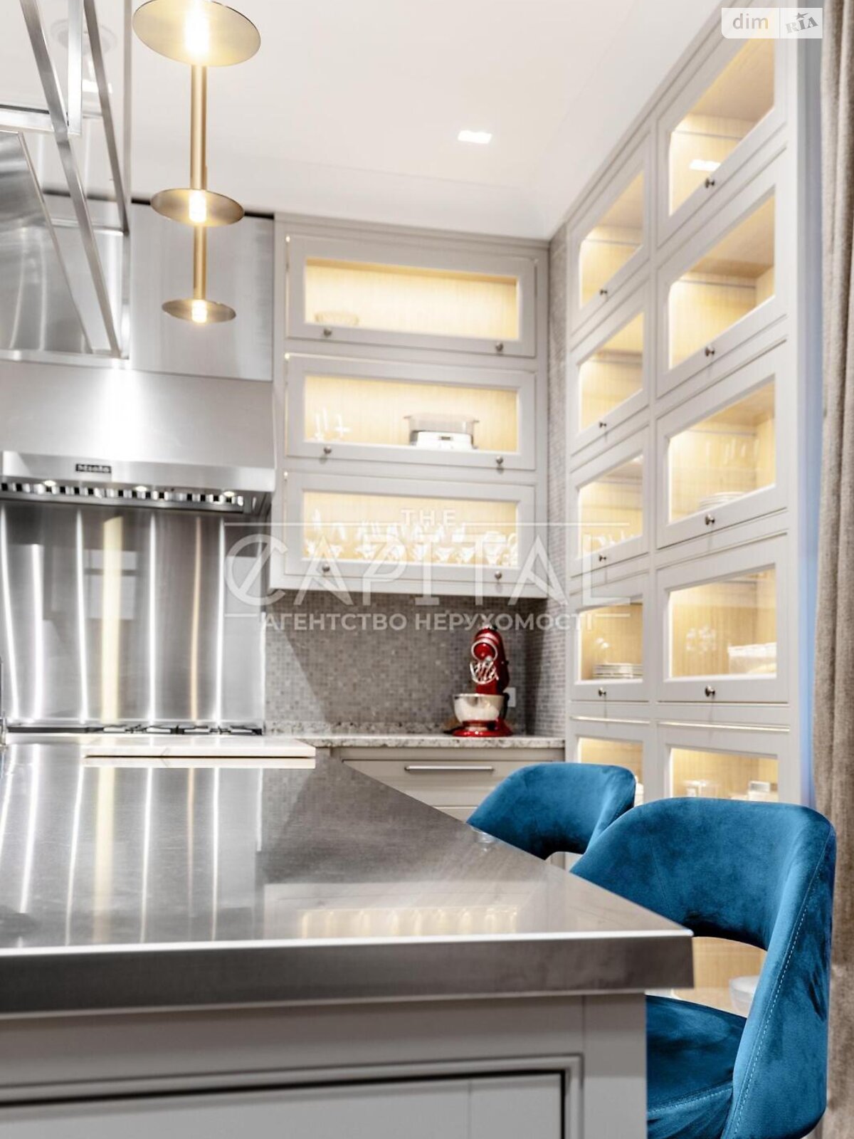 трехэтажный дом с балконом, 636.4 кв. м, кирпич. Продажа в Лютиже фото 1