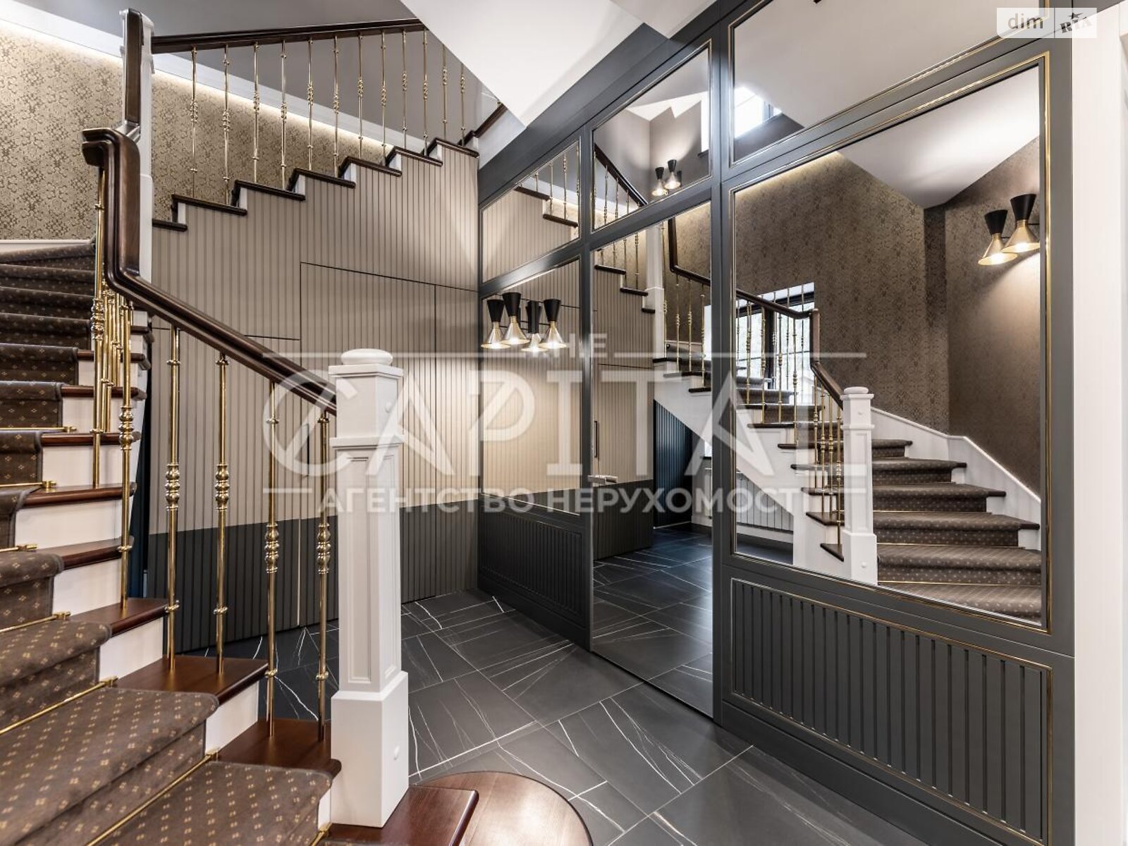 трехэтажный дом с балконом, 636.4 кв. м, кирпич. Продажа в Лютиже фото 1