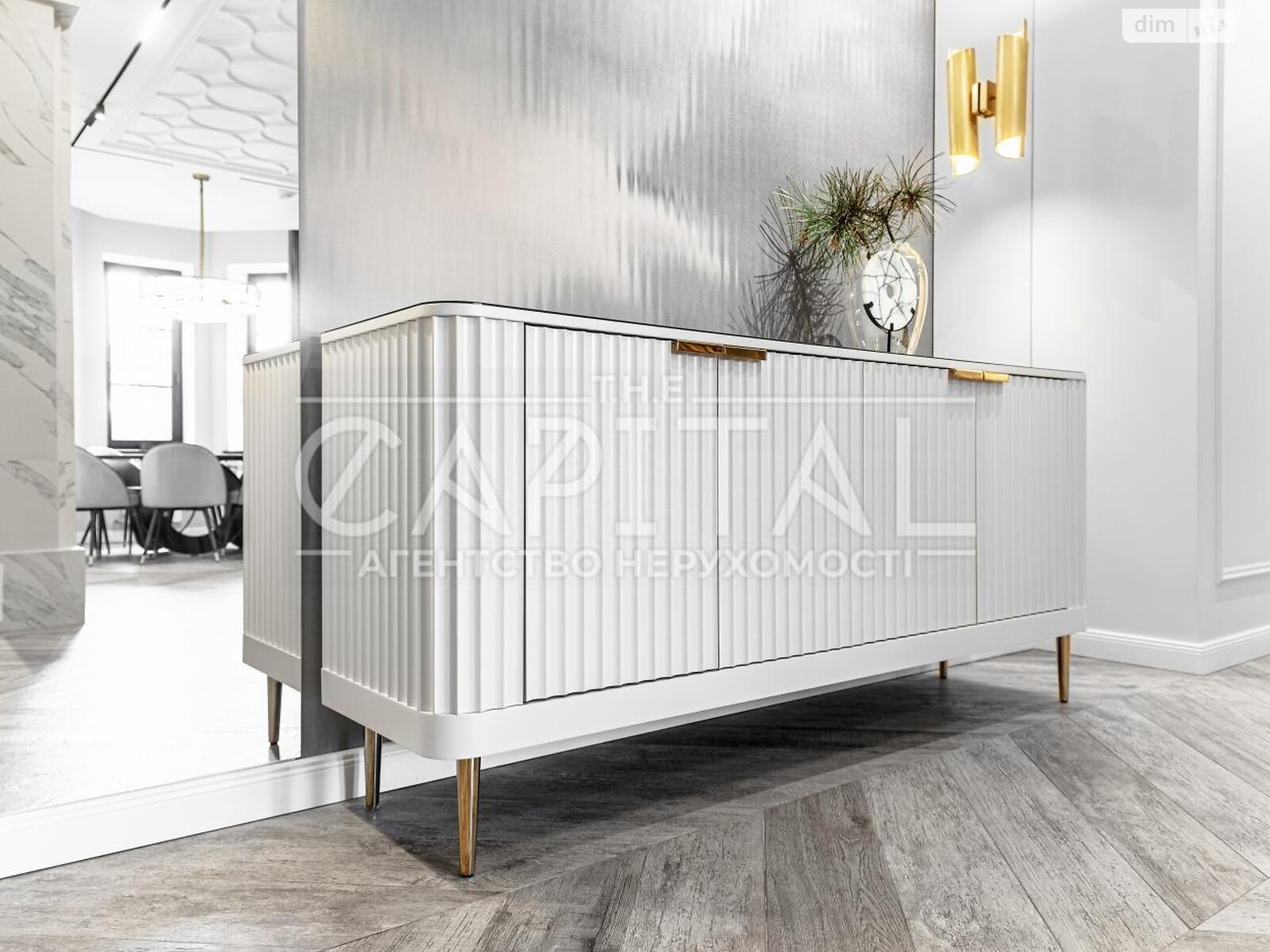 трехэтажный дом с балконом, 636.4 кв. м, кирпич. Продажа в Лютиже фото 1