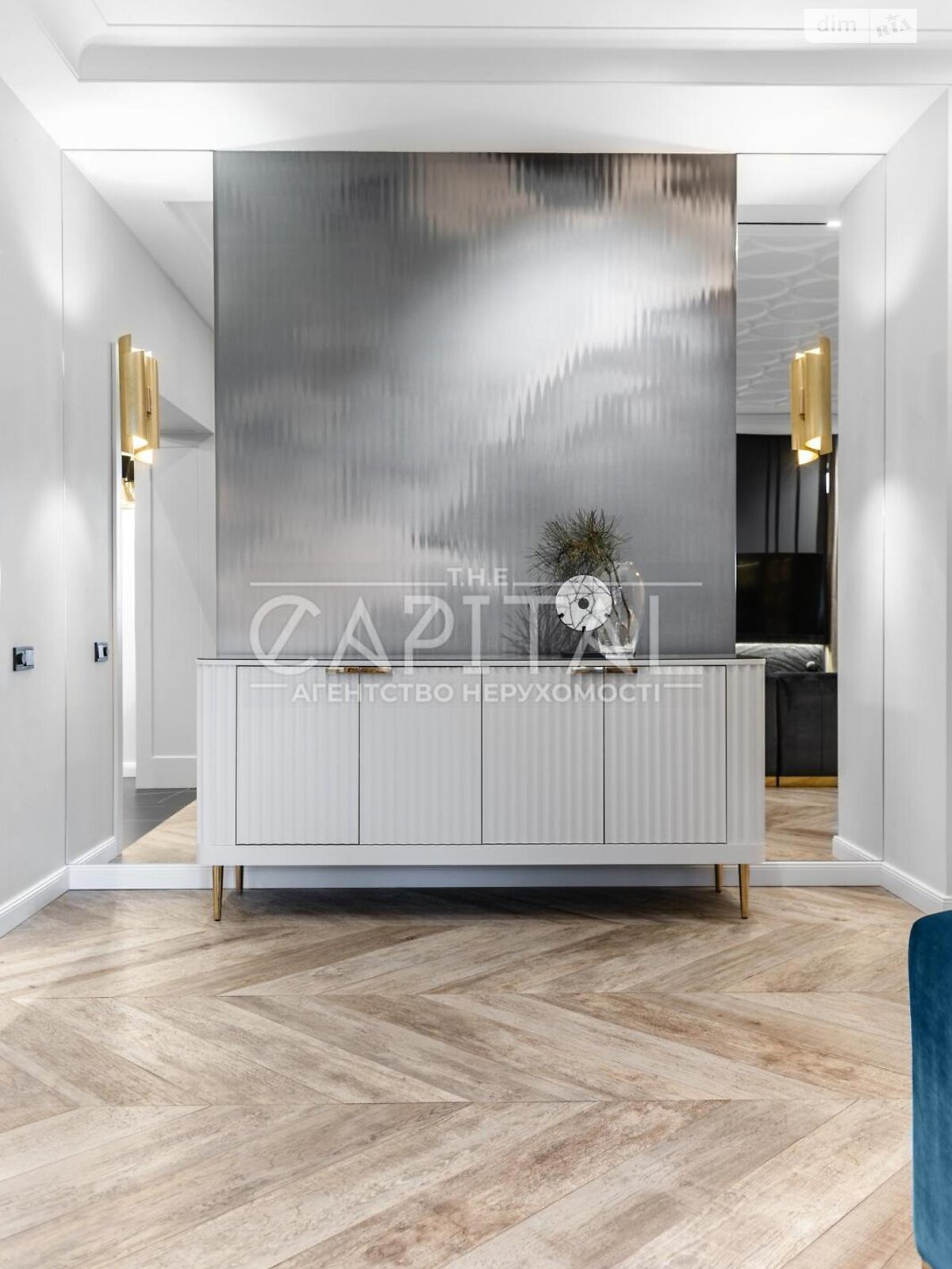 трехэтажный дом с балконом, 636.4 кв. м, кирпич. Продажа в Лютиже фото 1