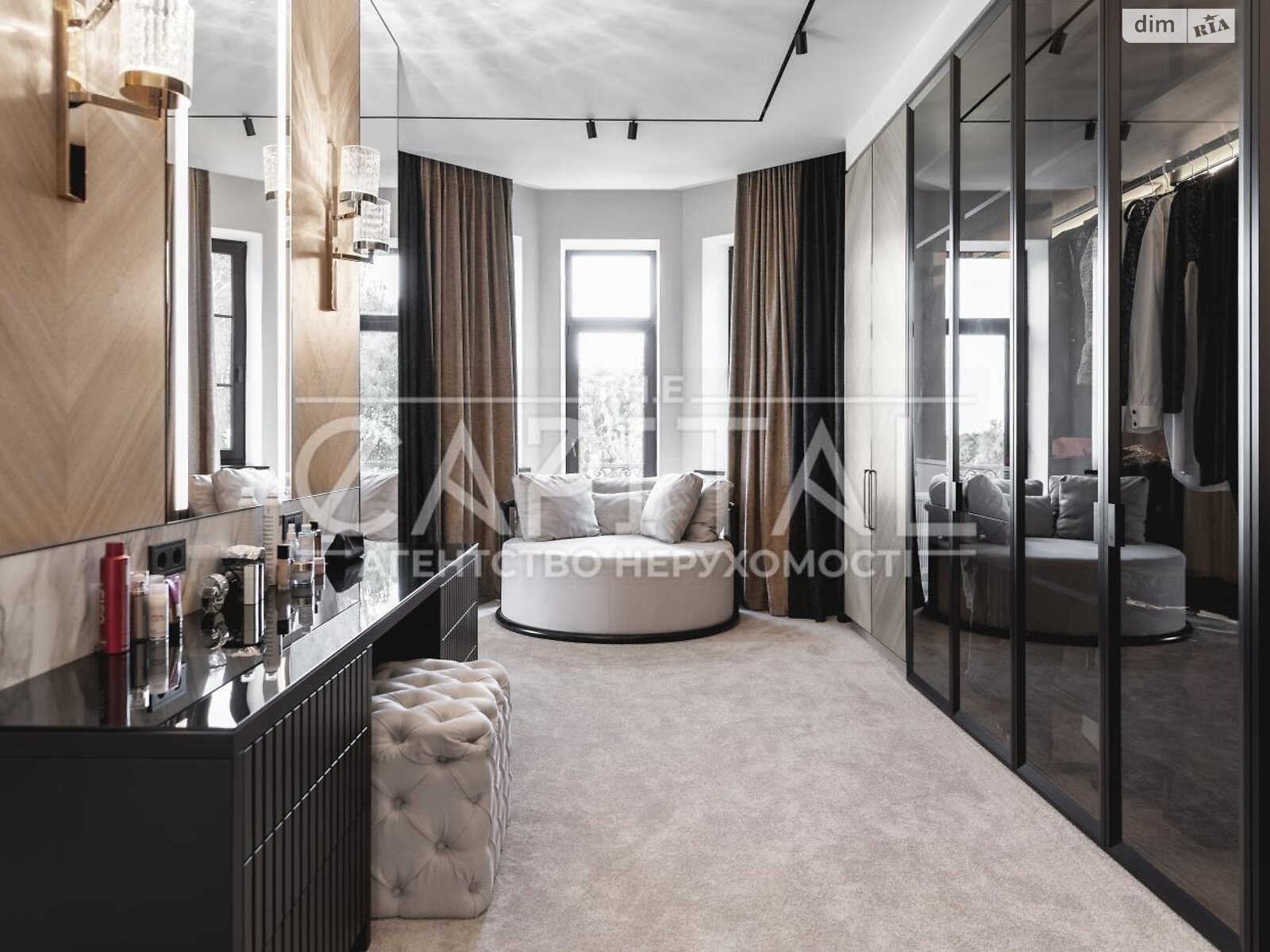 трехэтажный дом с балконом, 636.4 кв. м, кирпич. Продажа в Лютиже фото 1