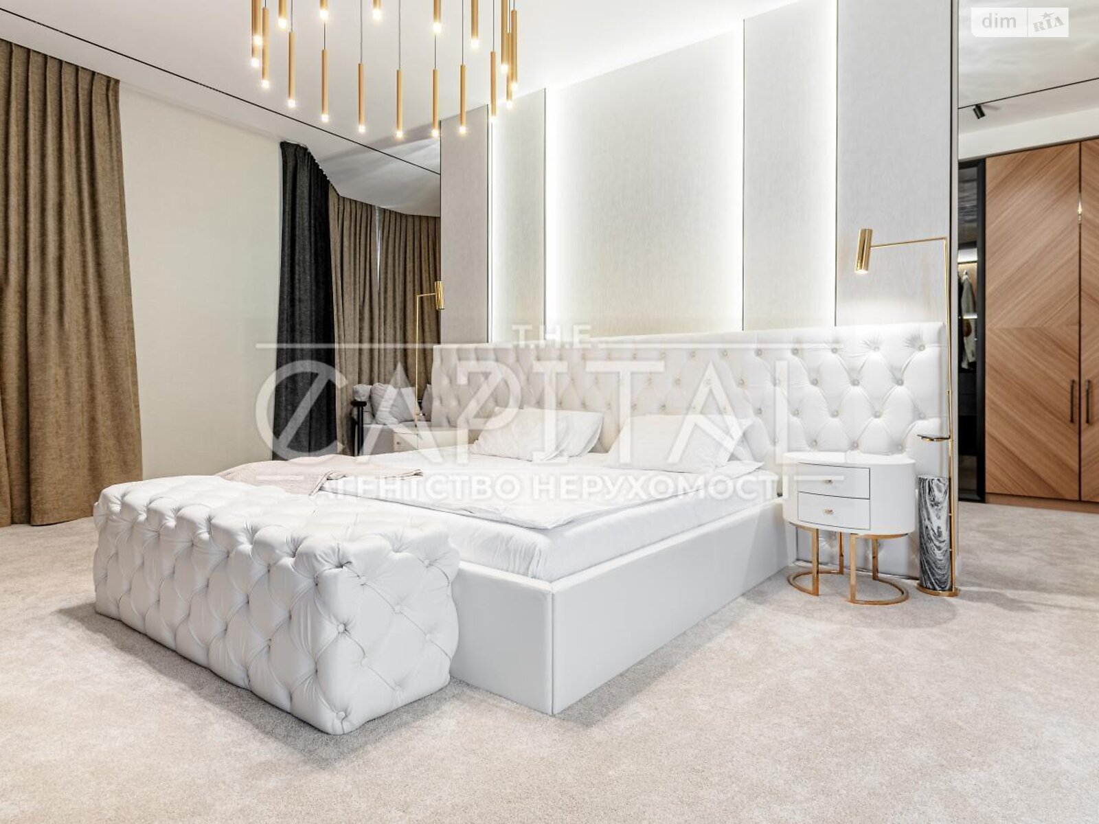 трехэтажный дом с балконом, 636.4 кв. м, кирпич. Продажа в Лютиже фото 1