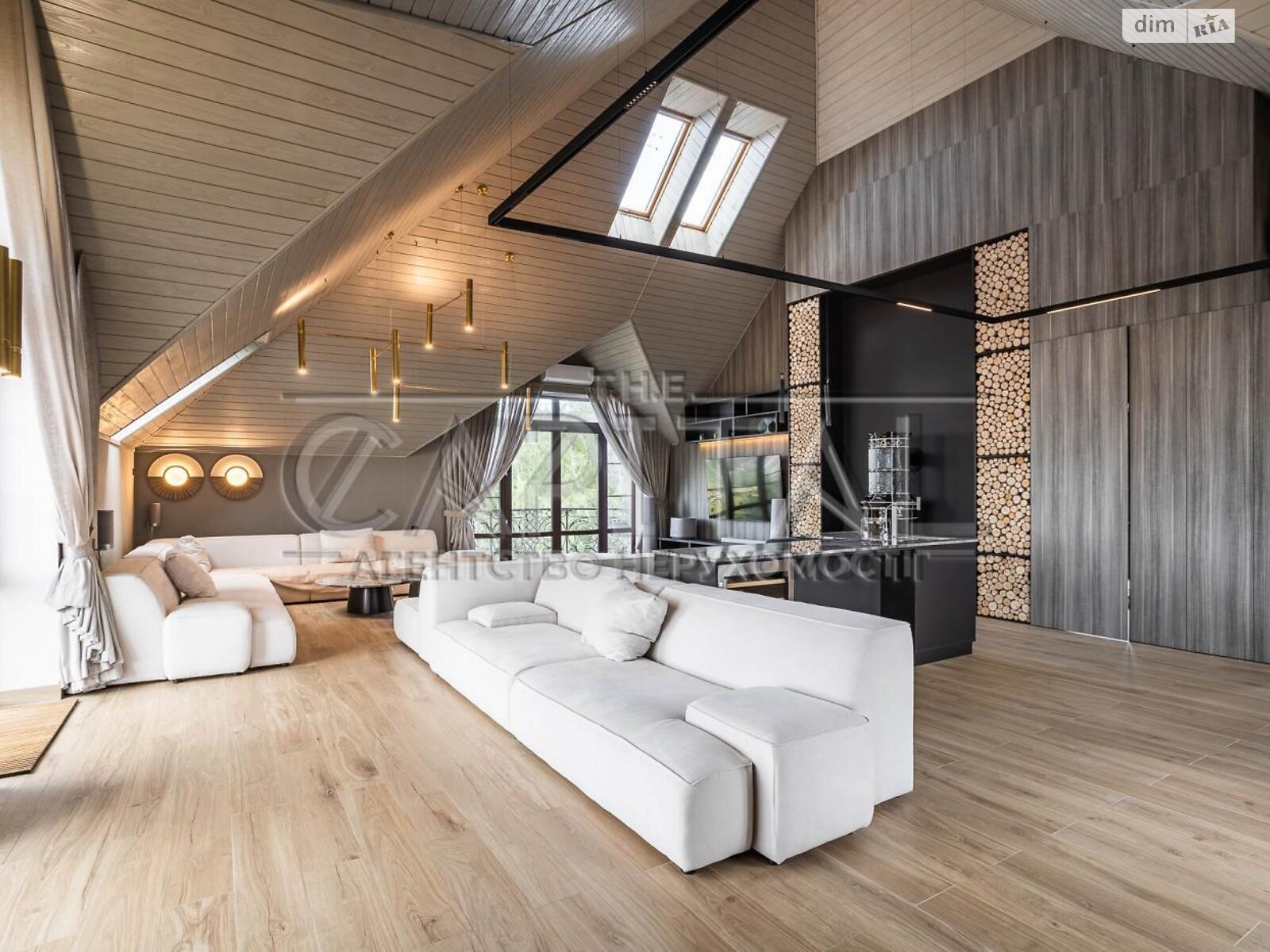 трехэтажный дом с балконом, 636.4 кв. м, кирпич. Продажа в Лютиже фото 1