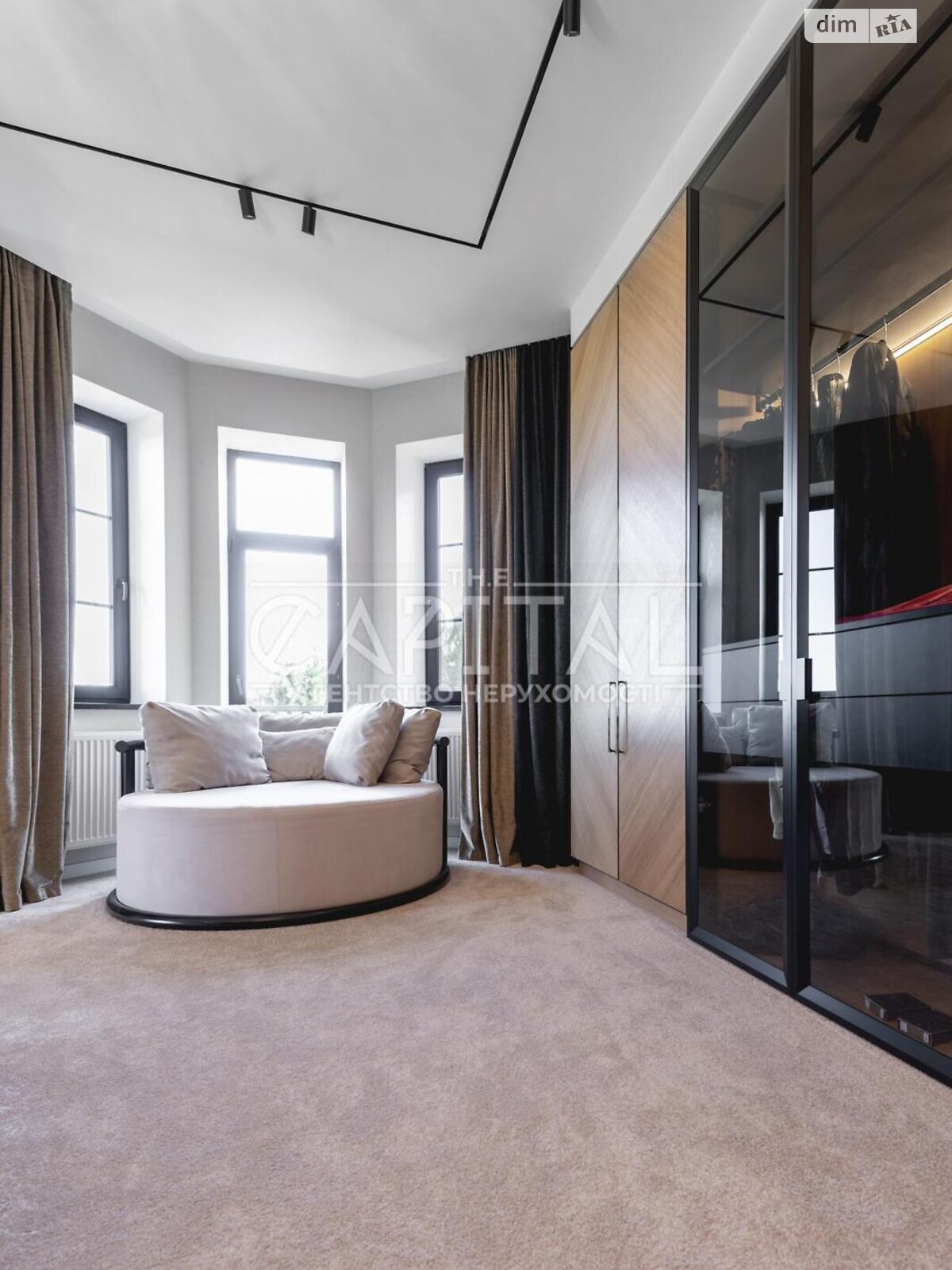 трехэтажный дом с балконом, 636.4 кв. м, кирпич. Продажа в Лютиже фото 1