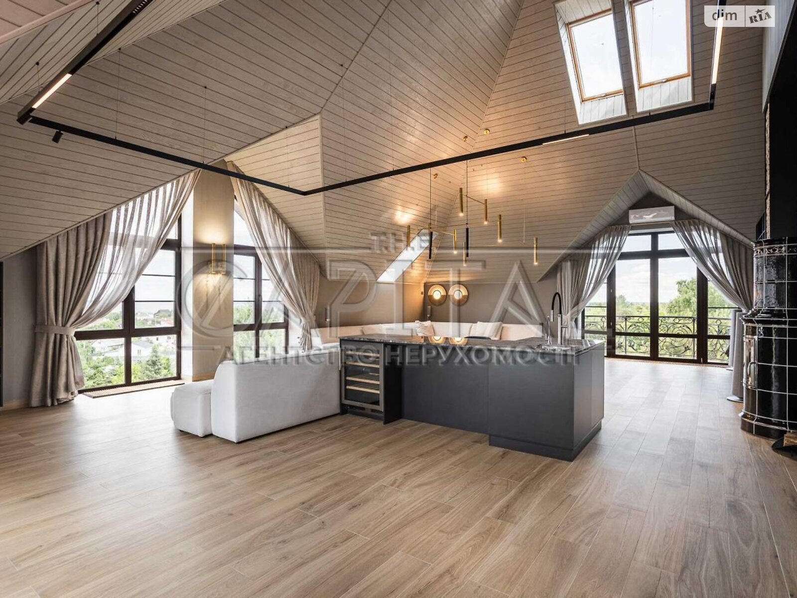 трехэтажный дом с балконом, 636.4 кв. м, кирпич. Продажа в Лютиже фото 1