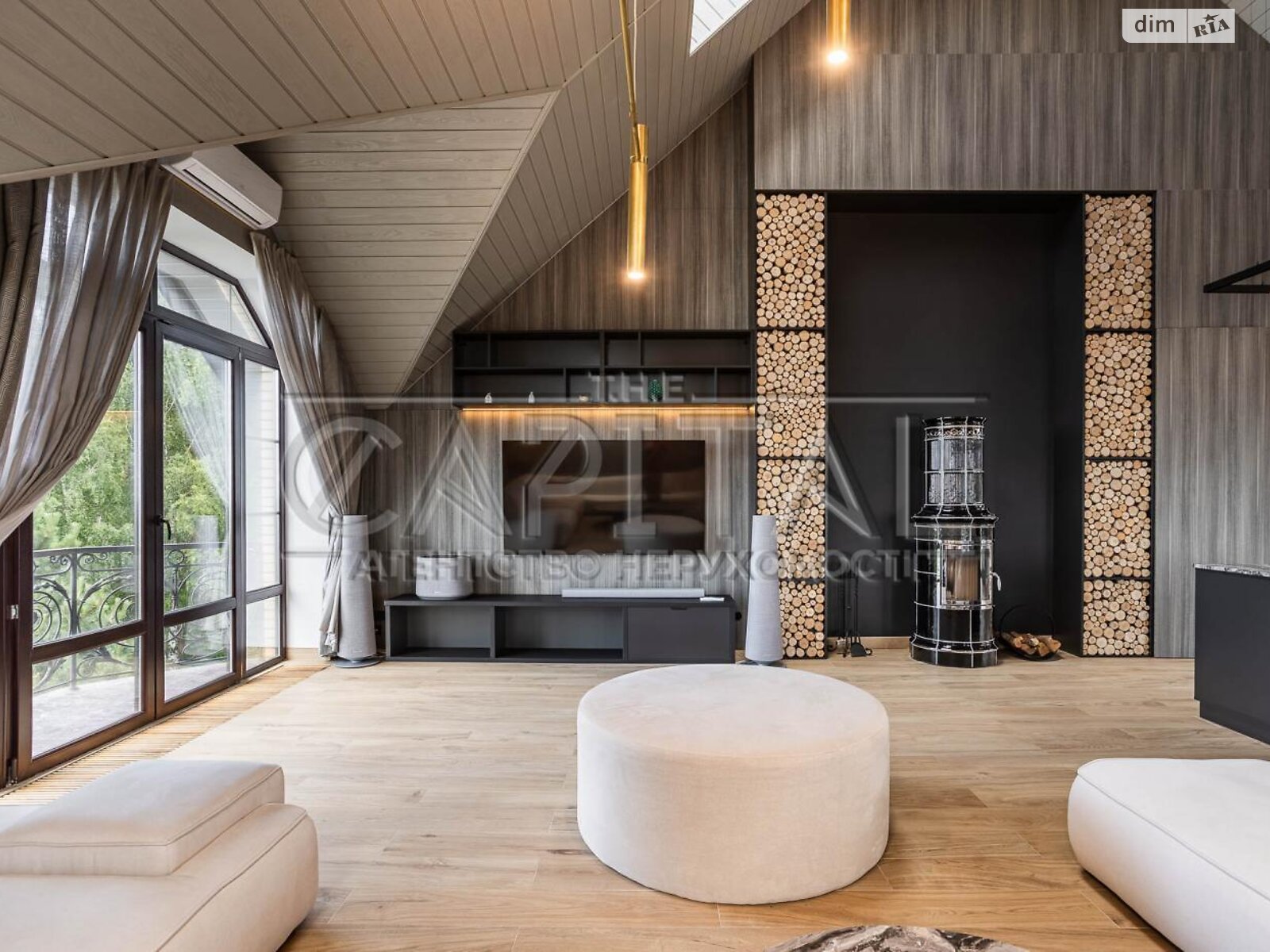 трехэтажный дом с балконом, 636.4 кв. м, кирпич. Продажа в Лютиже фото 1