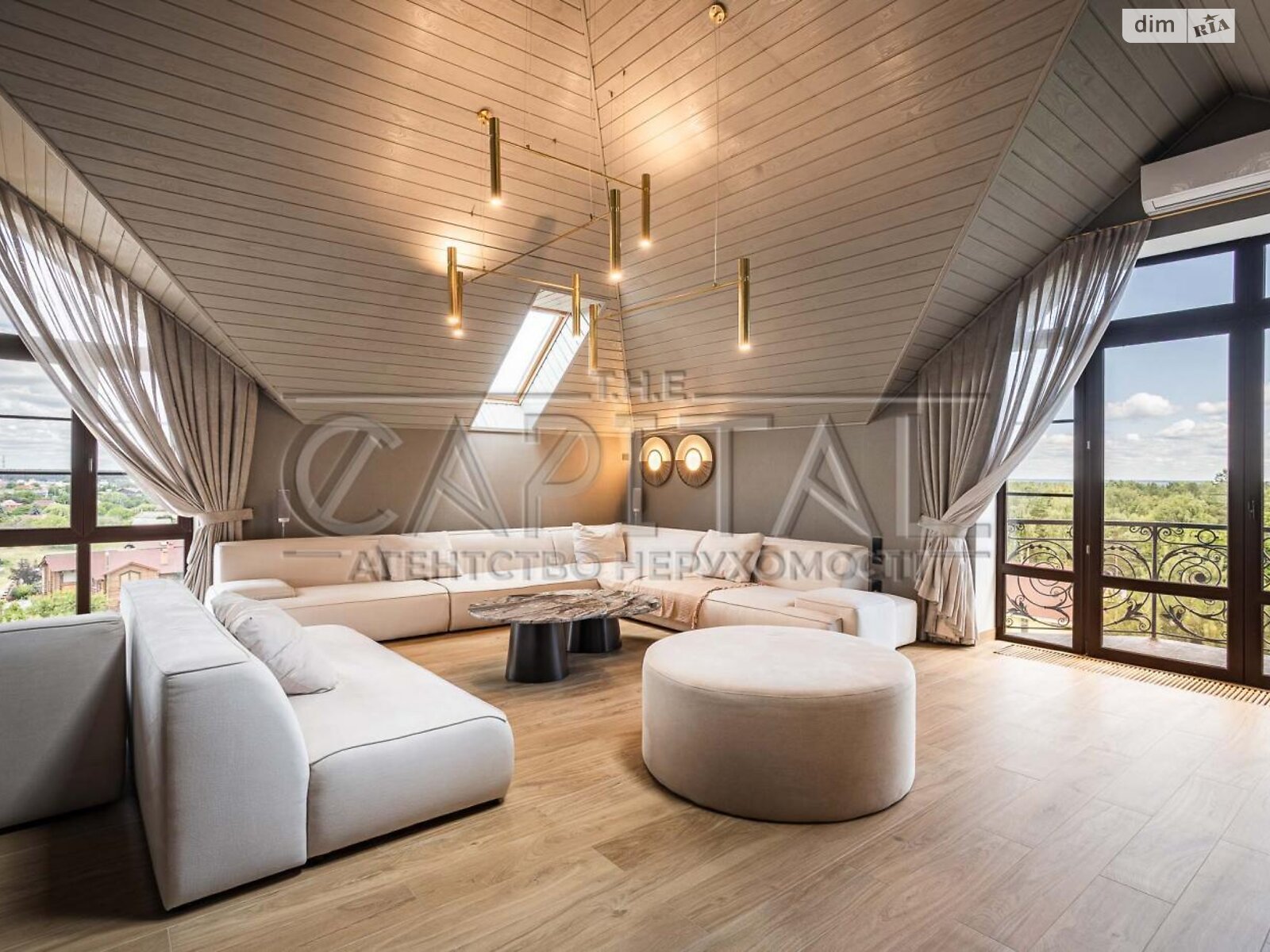 трехэтажный дом с балконом, 636.4 кв. м, кирпич. Продажа в Лютиже фото 1