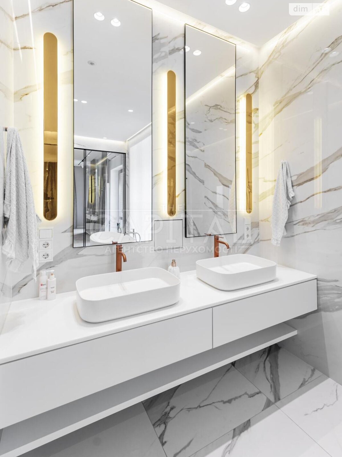 трехэтажный дом с балконом, 636.4 кв. м, кирпич. Продажа в Лютиже фото 1