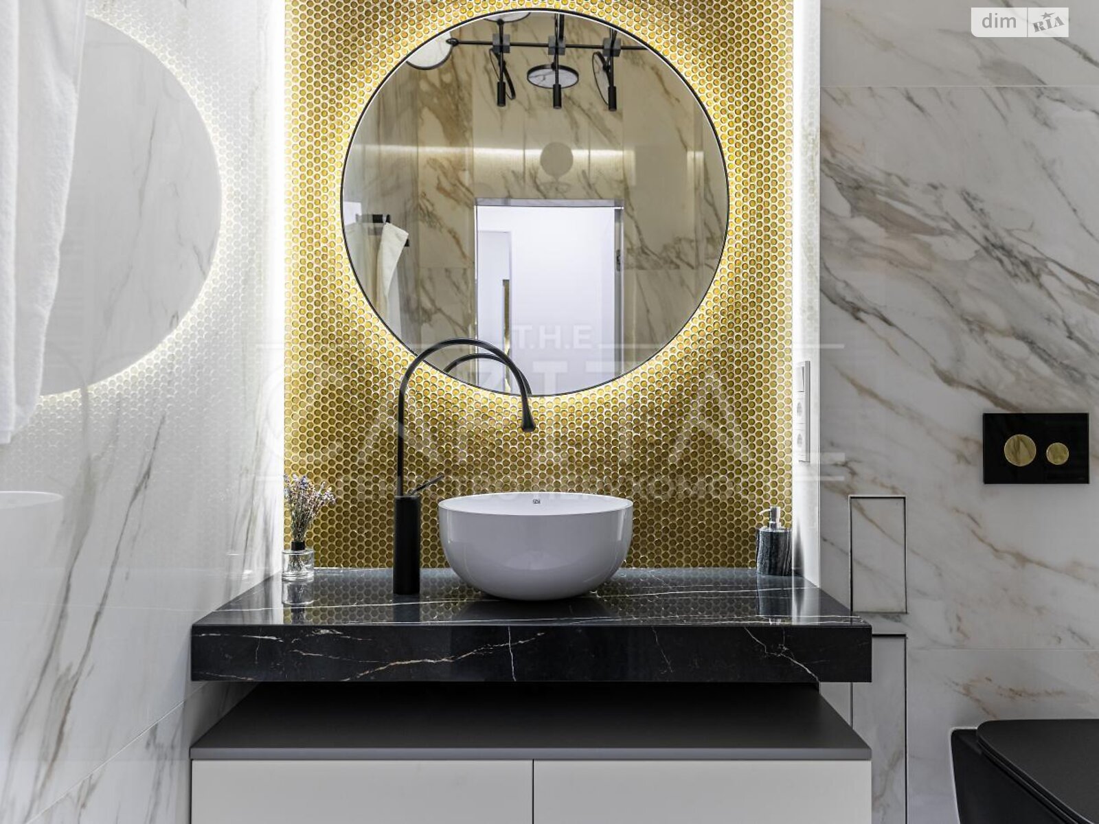 трехэтажный дом с балконом, 636.4 кв. м, кирпич. Продажа в Лютиже фото 1