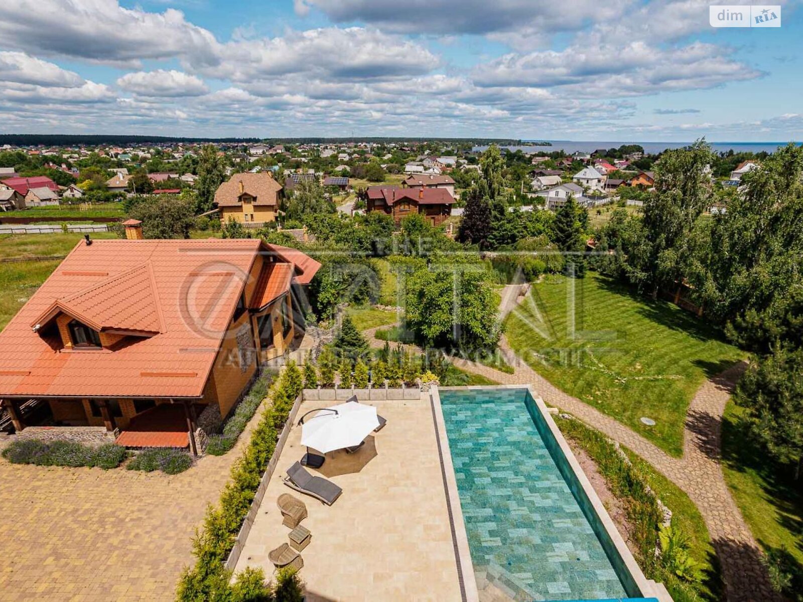 трехэтажный дом с балконом, 636.4 кв. м, кирпич. Продажа в Лютиже фото 1