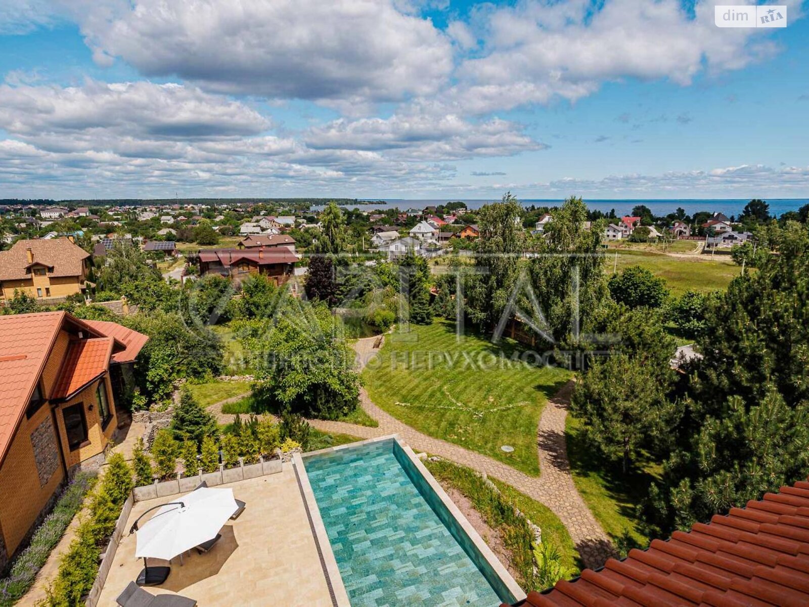 трехэтажный дом с балконом, 636.4 кв. м, кирпич. Продажа в Лютиже фото 1