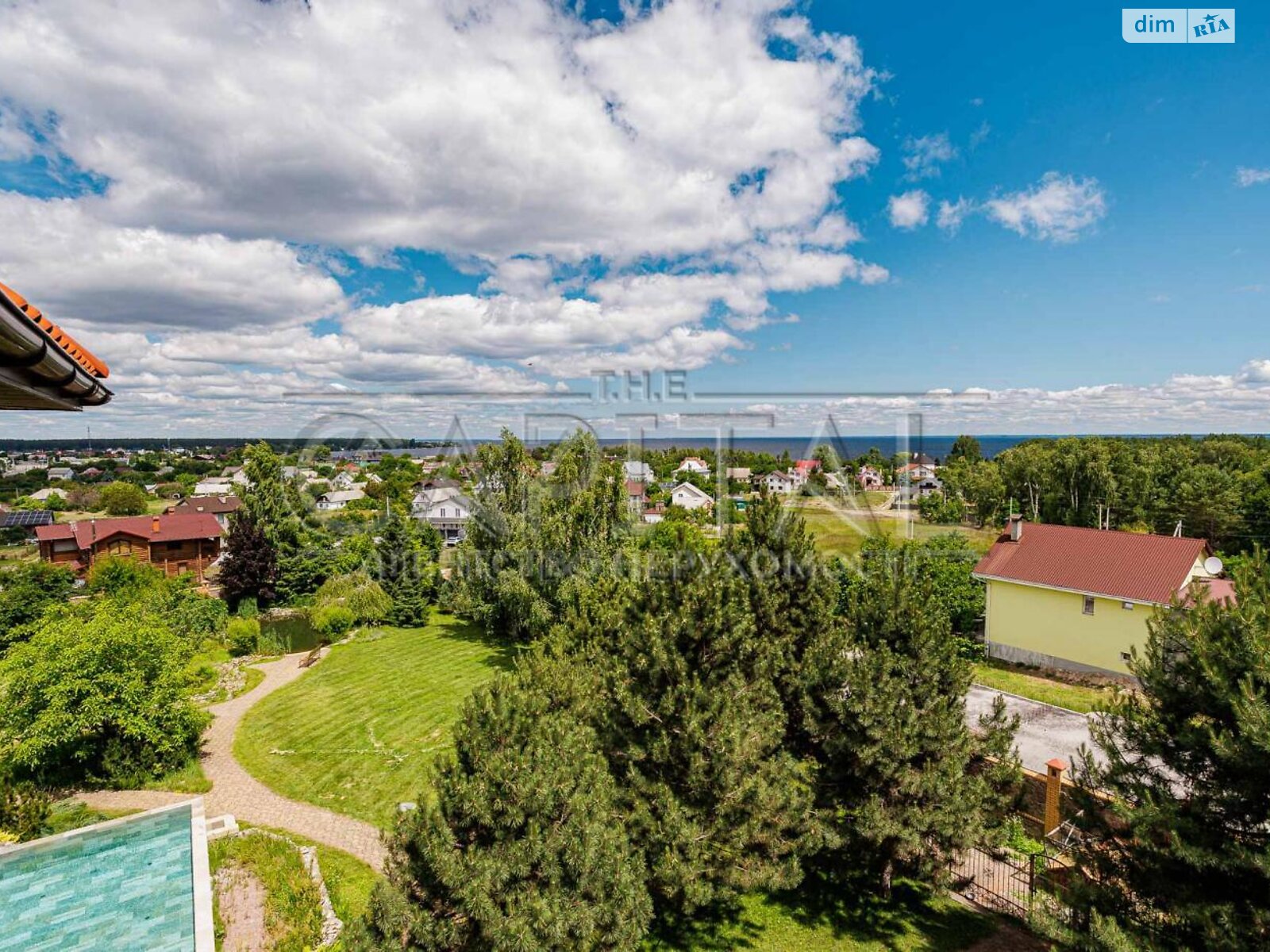 трехэтажный дом с балконом, 636.4 кв. м, кирпич. Продажа в Лютиже фото 1