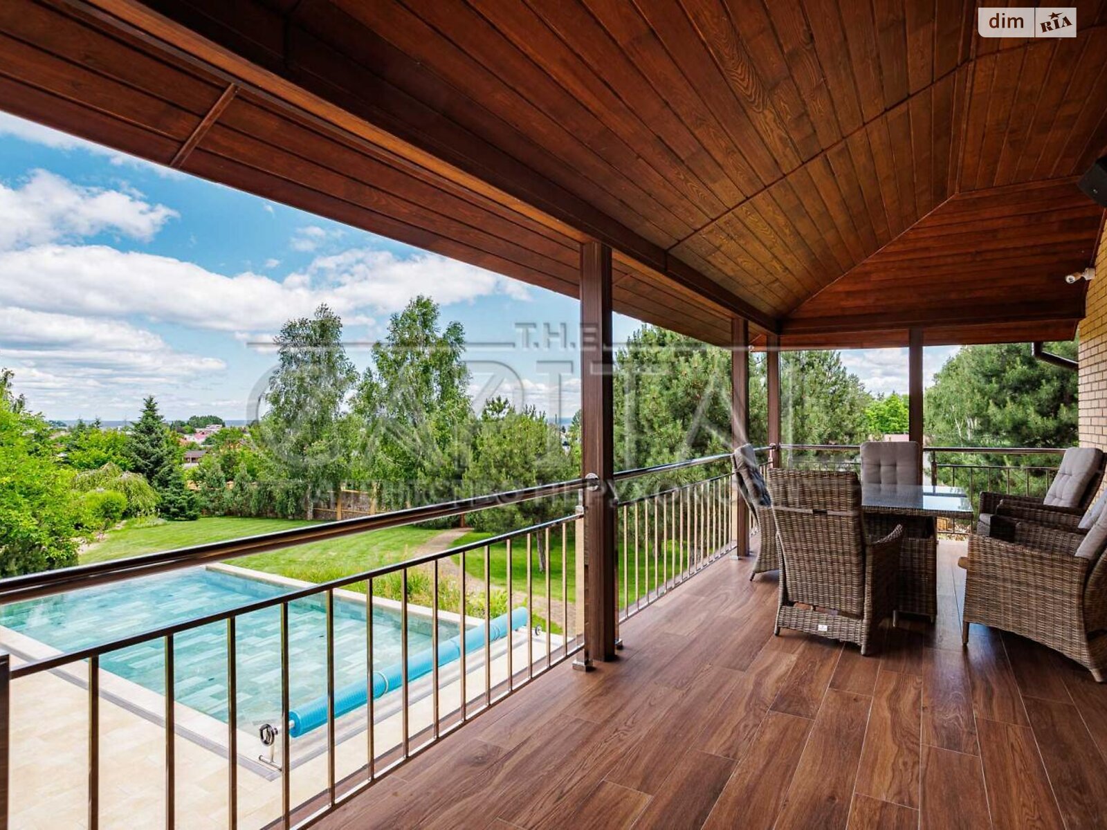 трехэтажный дом с балконом, 636.4 кв. м, кирпич. Продажа в Лютиже фото 1