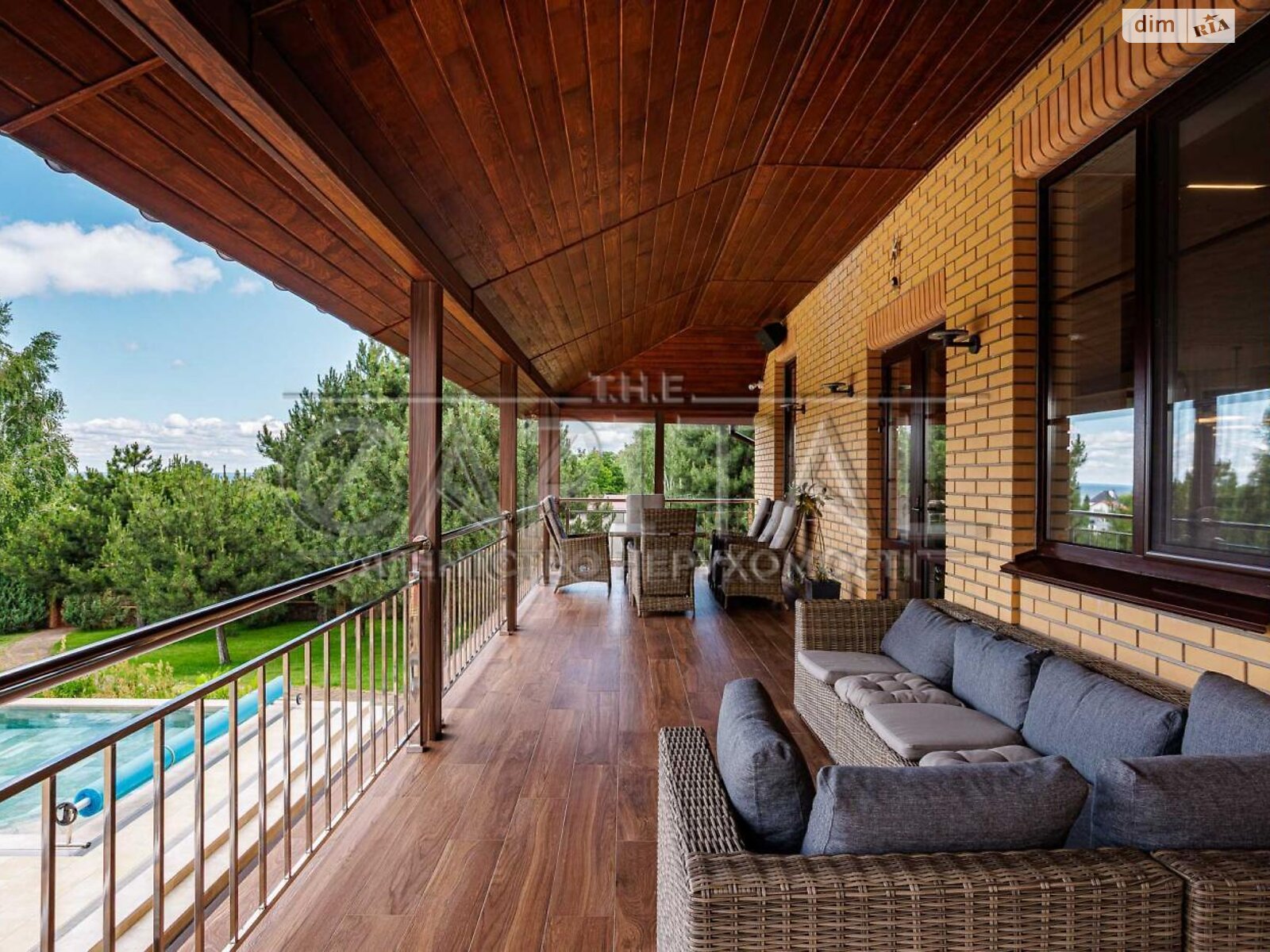 трехэтажный дом с балконом, 636.4 кв. м, кирпич. Продажа в Лютиже фото 1