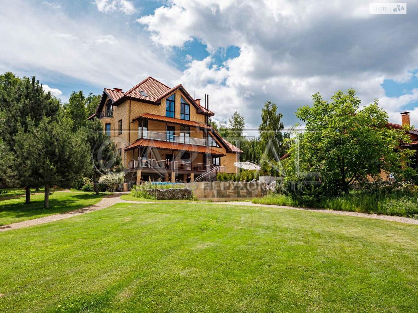 трехэтажный дом с балконом, 636.4 кв. м, кирпич. Продажа в Лютиже фото 1