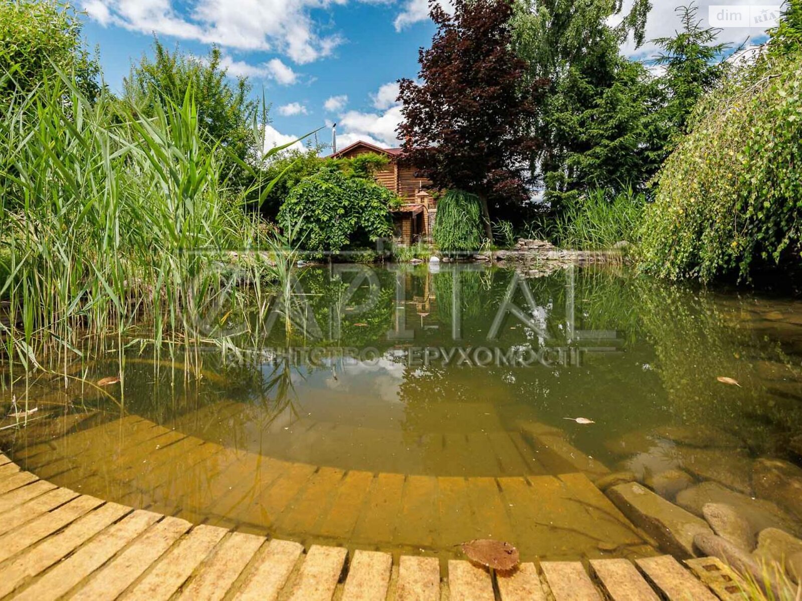 трехэтажный дом с балконом, 636.4 кв. м, кирпич. Продажа в Лютиже фото 1