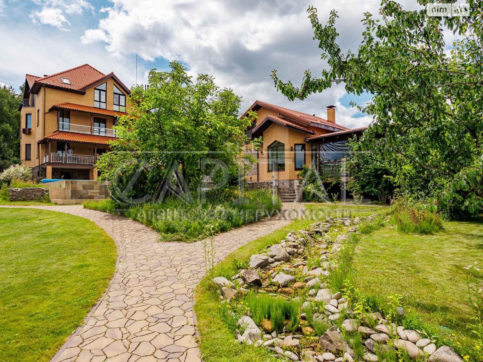 трехэтажный дом с балконом, 636.4 кв. м, кирпич. Продажа в Лютиже фото 1