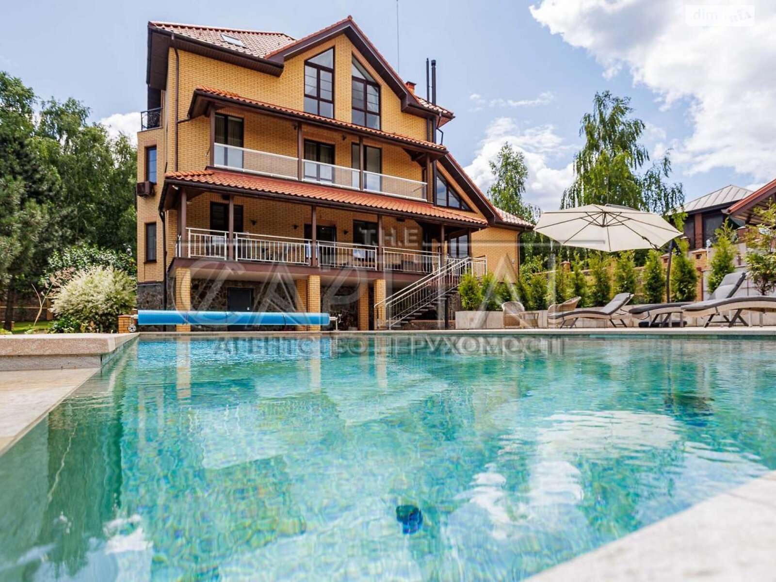 трехэтажный дом с балконом, 636.4 кв. м, кирпич. Продажа в Лютиже фото 1