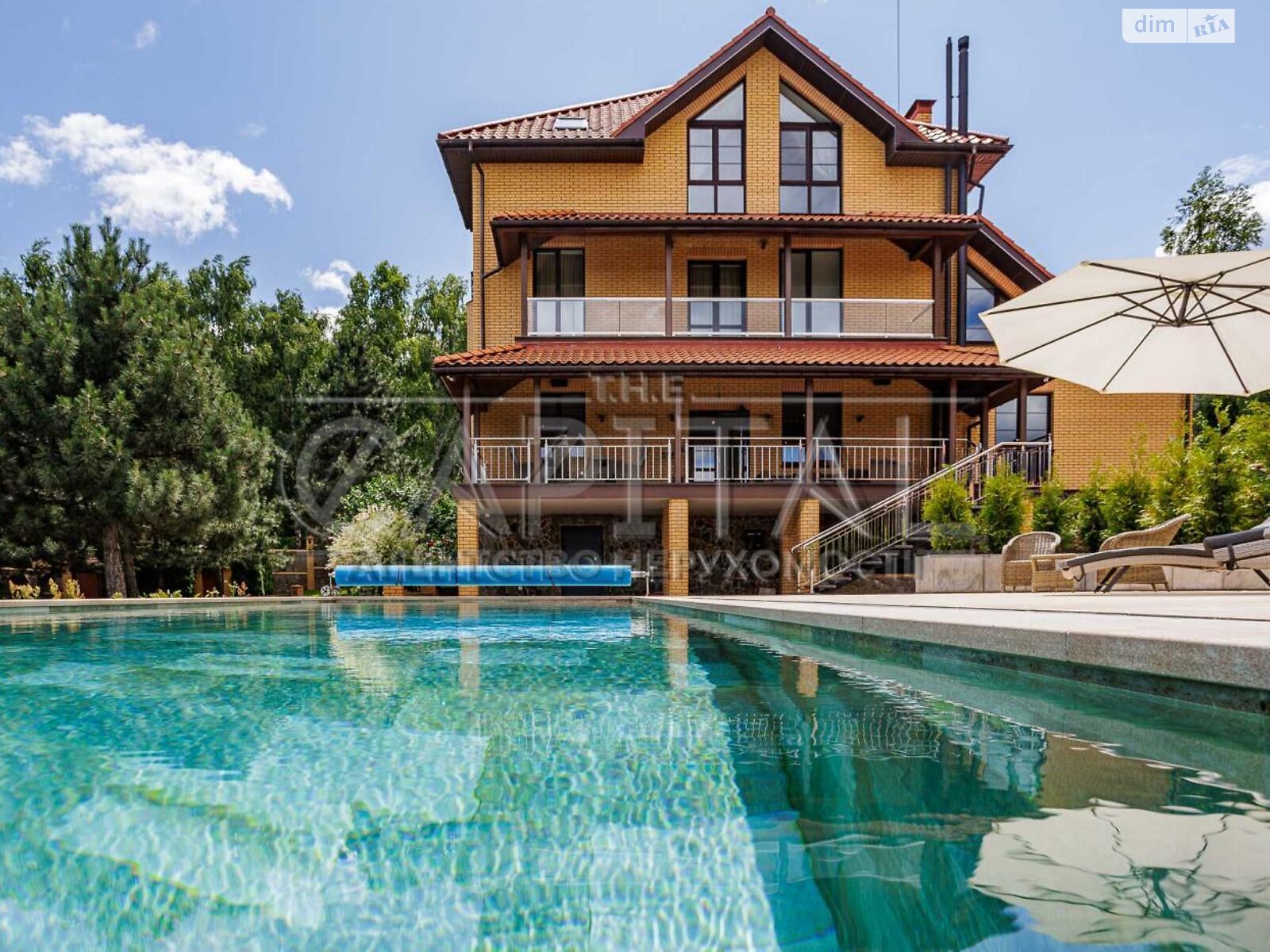 трехэтажный дом с балконом, 636.4 кв. м, кирпич. Продажа в Лютиже фото 1