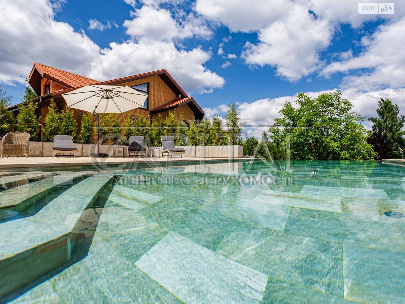 трехэтажный дом с балконом, 636.4 кв. м, кирпич. Продажа в Лютиже фото 1