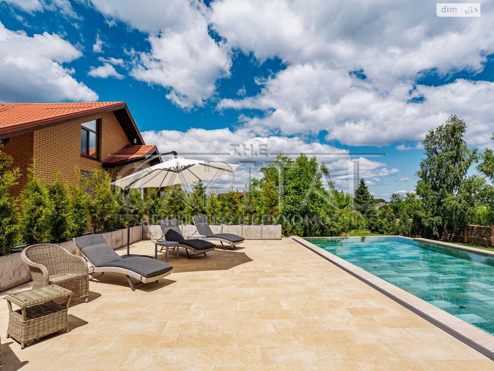 трехэтажный дом с балконом, 636.4 кв. м, кирпич. Продажа в Лютиже фото 1