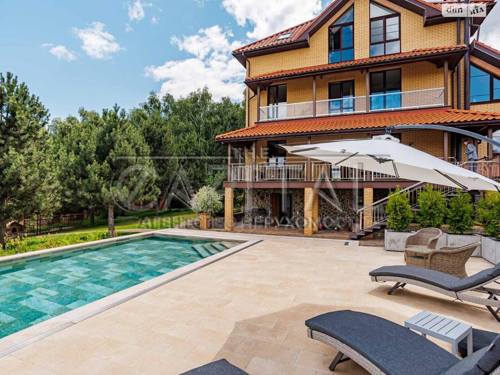 трехэтажный дом с балконом, 636.4 кв. м, кирпич. Продажа в Лютиже фото 1