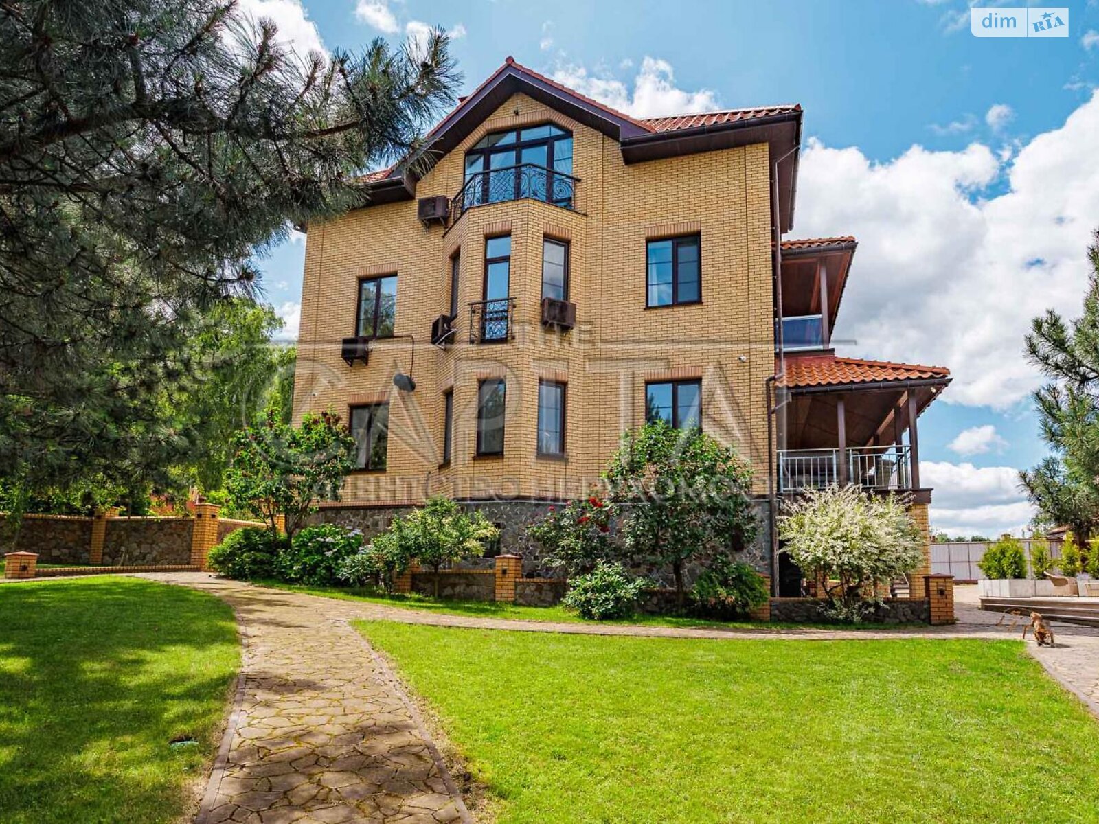 трехэтажный дом с балконом, 636.4 кв. м, кирпич. Продажа в Лютиже фото 1