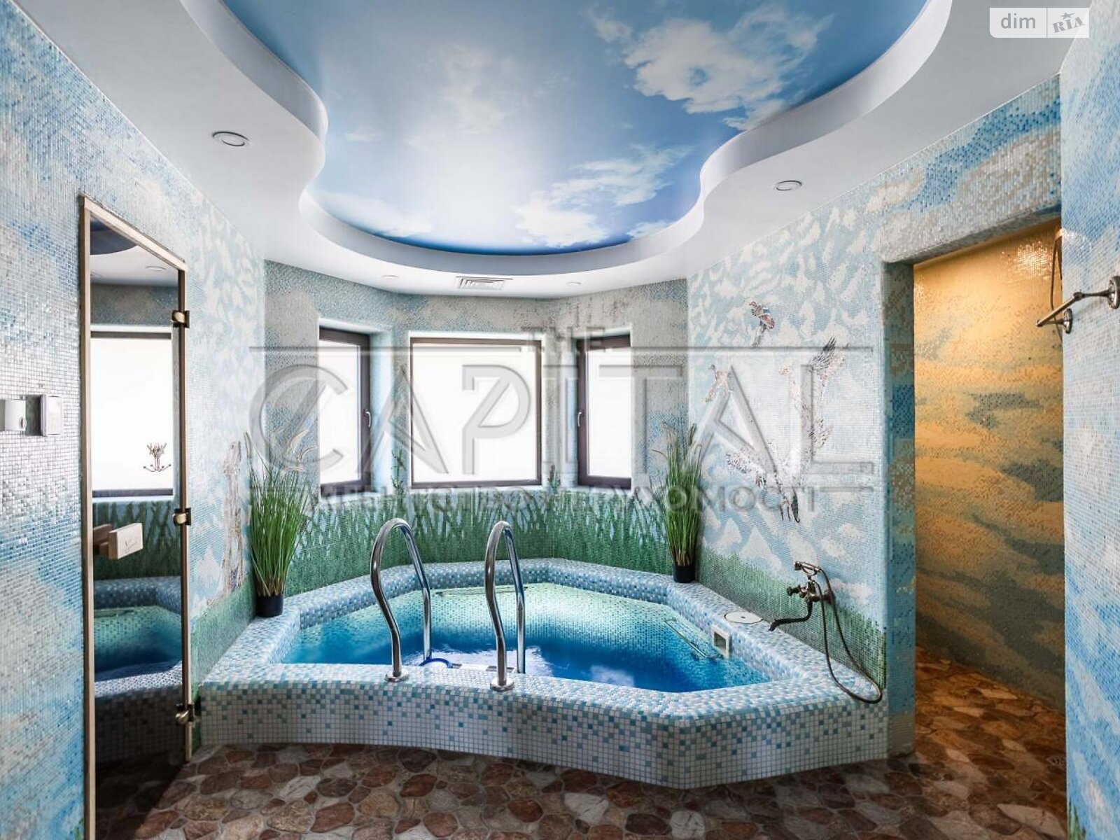 трехэтажный дом с балконом, 636.4 кв. м, кирпич. Продажа в Лютиже фото 1