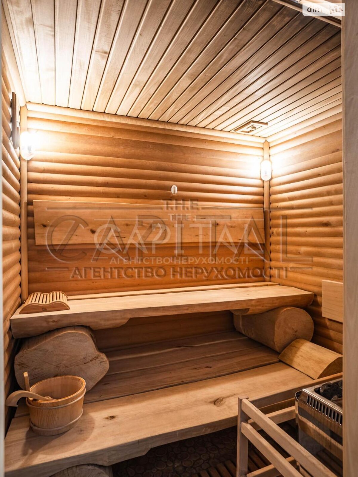 трехэтажный дом с балконом, 636.4 кв. м, кирпич. Продажа в Лютиже фото 1