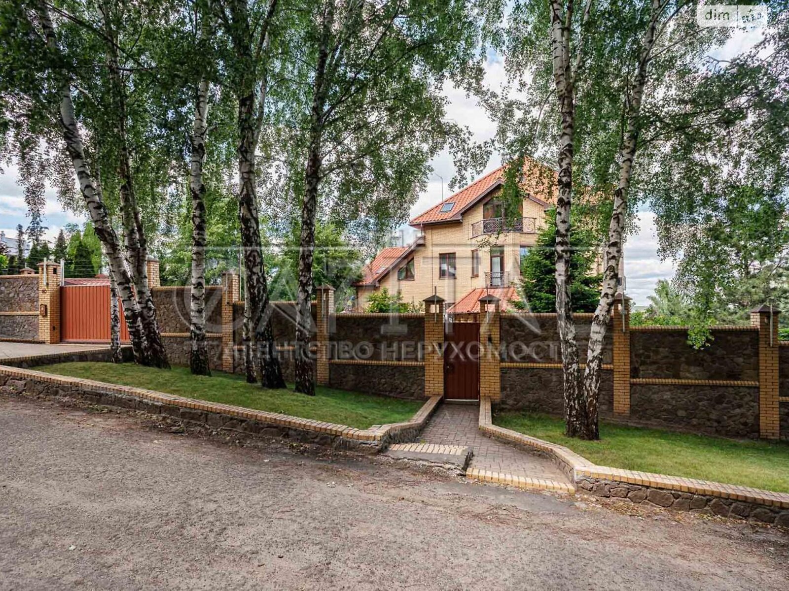 трехэтажный дом с балконом, 636.4 кв. м, кирпич. Продажа в Лютиже фото 1