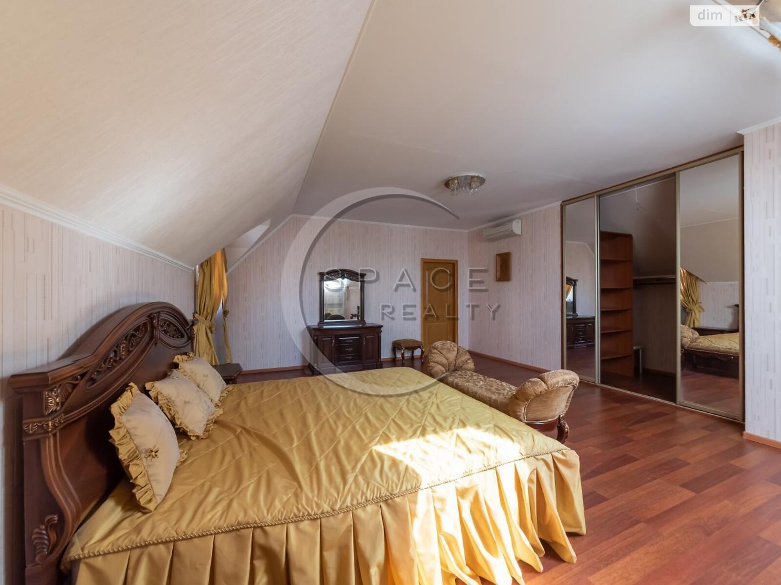 трехэтажный дом с гаражом, 460.5 кв. м, кирпич. Продажа в Мархалевке фото 1 трехэтажный дом с гаражом, 460.5 кв. м, кирпич. Продажа в Мархалевке фото 1
