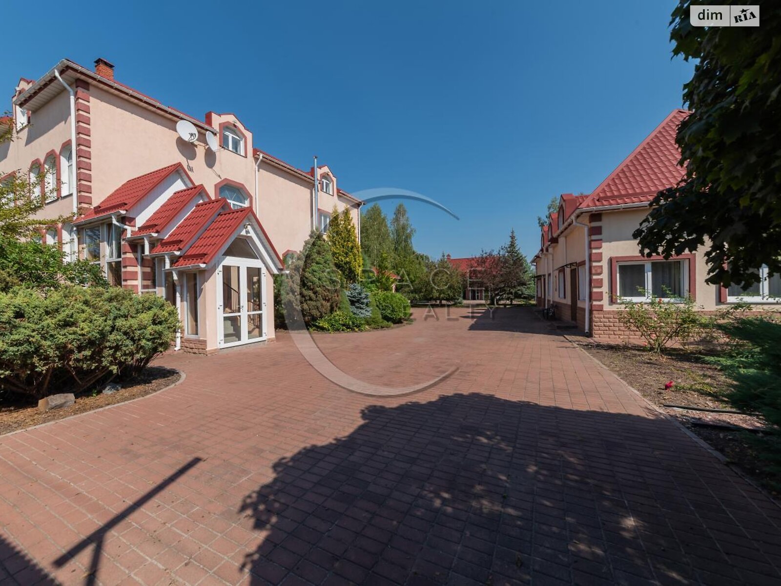 трехэтажный дом с гаражом, 460.5 кв. м, кирпич. Продажа в Мархалевке фото 1 трехэтажный дом с гаражом, 460.5 кв. м, кирпич. Продажа в Мархалевке фото 1