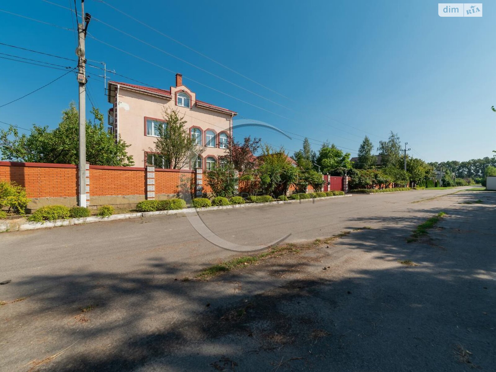 трехэтажный дом с гаражом, 460.5 кв. м, кирпич. Продажа в Мархалевке фото 1 трехэтажный дом с гаражом, 460.5 кв. м, кирпич. Продажа в Мархалевке фото 1