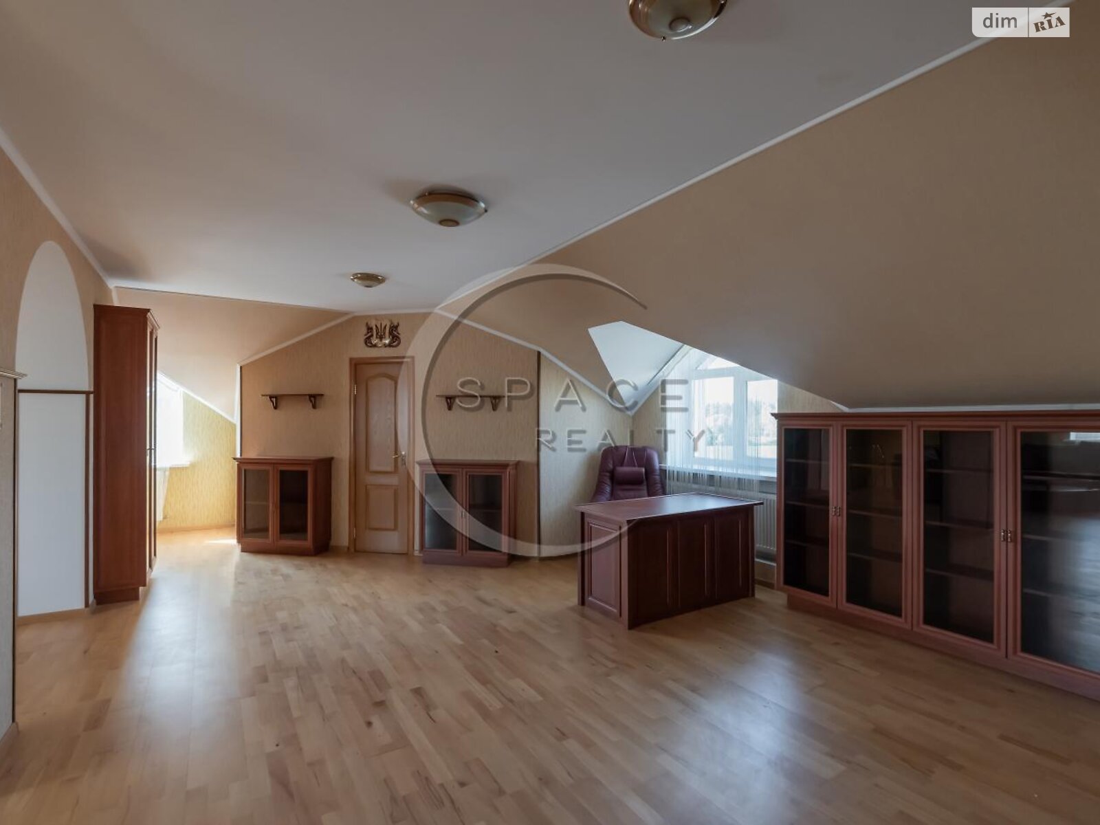 трехэтажный дом с гаражом, 460.5 кв. м, кирпич. Продажа в Мархалевке фото 1 трехэтажный дом с гаражом, 460.5 кв. м, кирпич. Продажа в Мархалевке фото 1