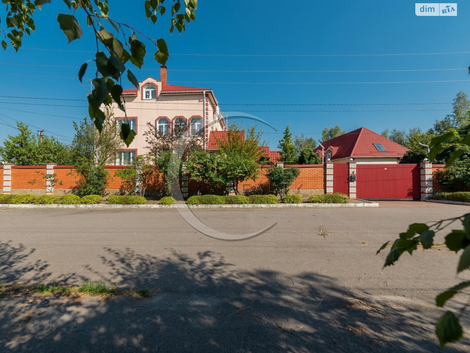 трехэтажный дом с гаражом, 460.5 кв. м, кирпич. Продажа в Мархалевке фото 1 трехэтажный дом с гаражом, 460.5 кв. м, кирпич. Продажа в Мархалевке фото 1