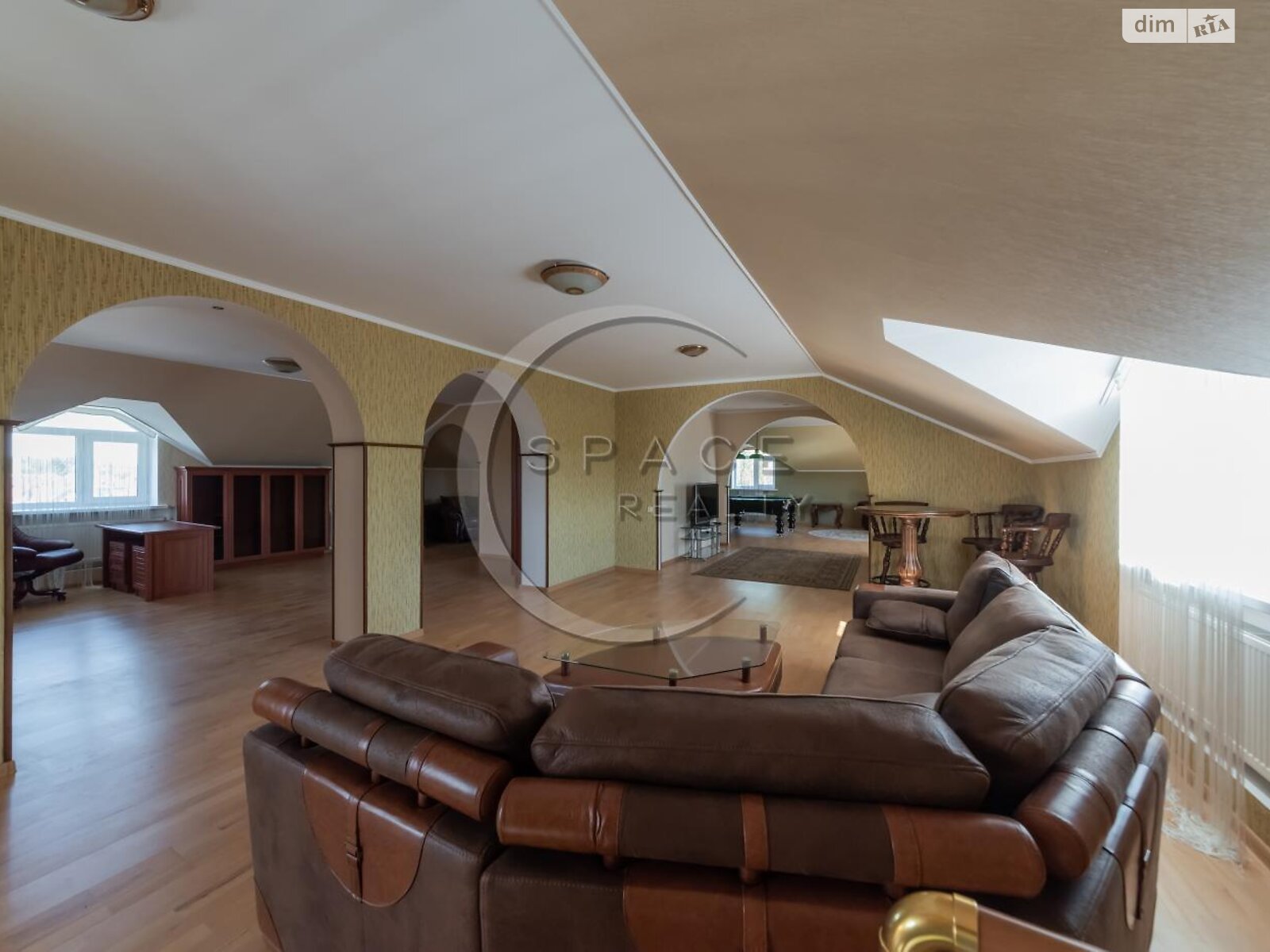 трехэтажный дом с гаражом, 460.5 кв. м, кирпич. Продажа в Мархалевке фото 1 трехэтажный дом с гаражом, 460.5 кв. м, кирпич. Продажа в Мархалевке фото 1
