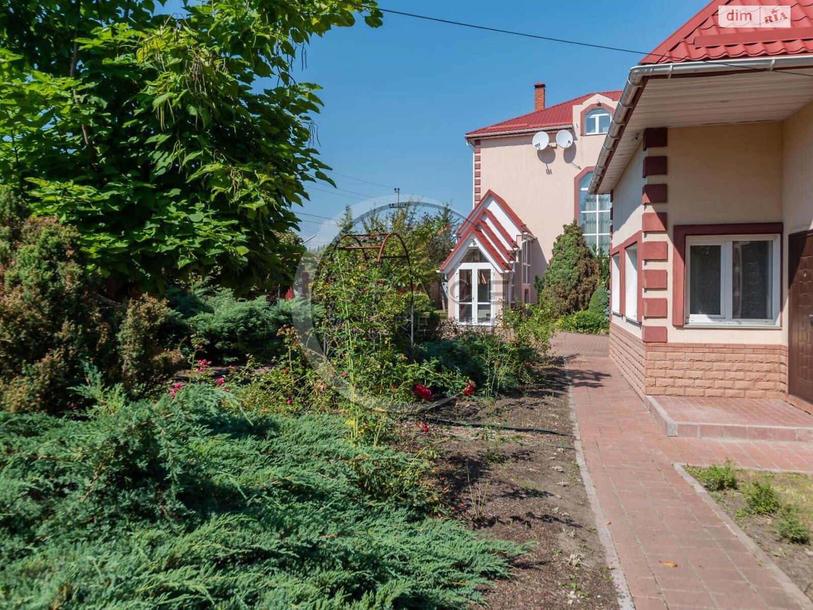 трехэтажный дом с гаражом, 460.5 кв. м, кирпич. Продажа в Мархалевке фото 1 трехэтажный дом с гаражом, 460.5 кв. м, кирпич. Продажа в Мархалевке фото 1