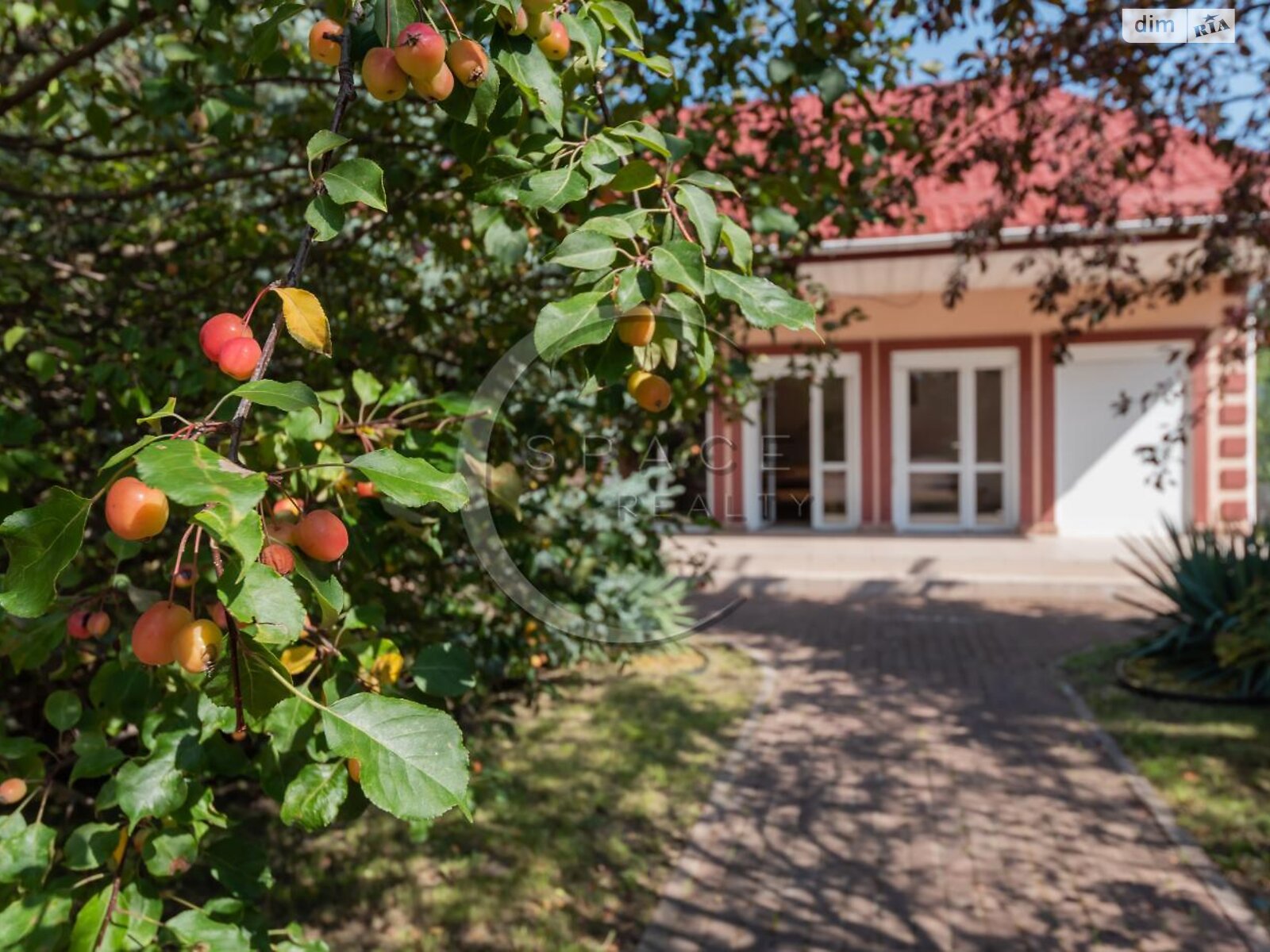 трехэтажный дом с гаражом, 460.5 кв. м, кирпич. Продажа в Мархалевке фото 1 трехэтажный дом с гаражом, 460.5 кв. м, кирпич. Продажа в Мархалевке фото 1