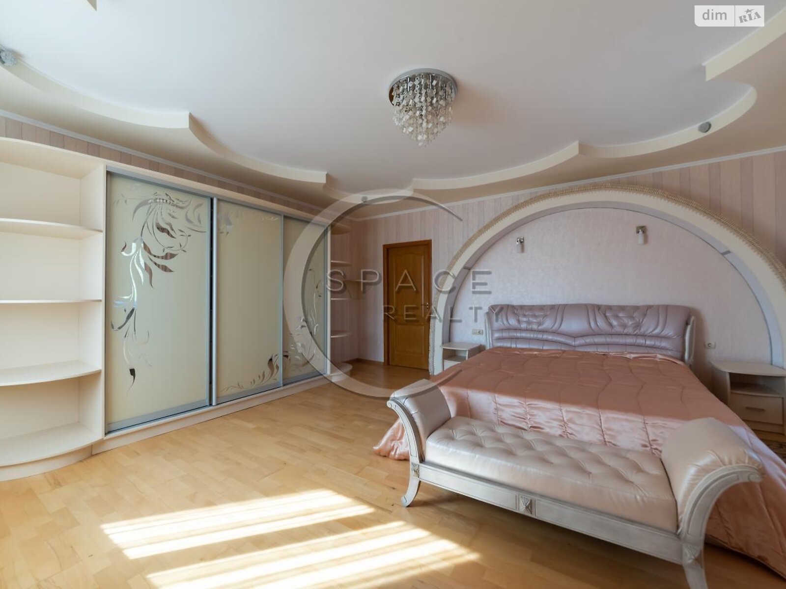 трехэтажный дом с гаражом, 460.5 кв. м, кирпич. Продажа в Мархалевке фото 1 трехэтажный дом с гаражом, 460.5 кв. м, кирпич. Продажа в Мархалевке фото 1