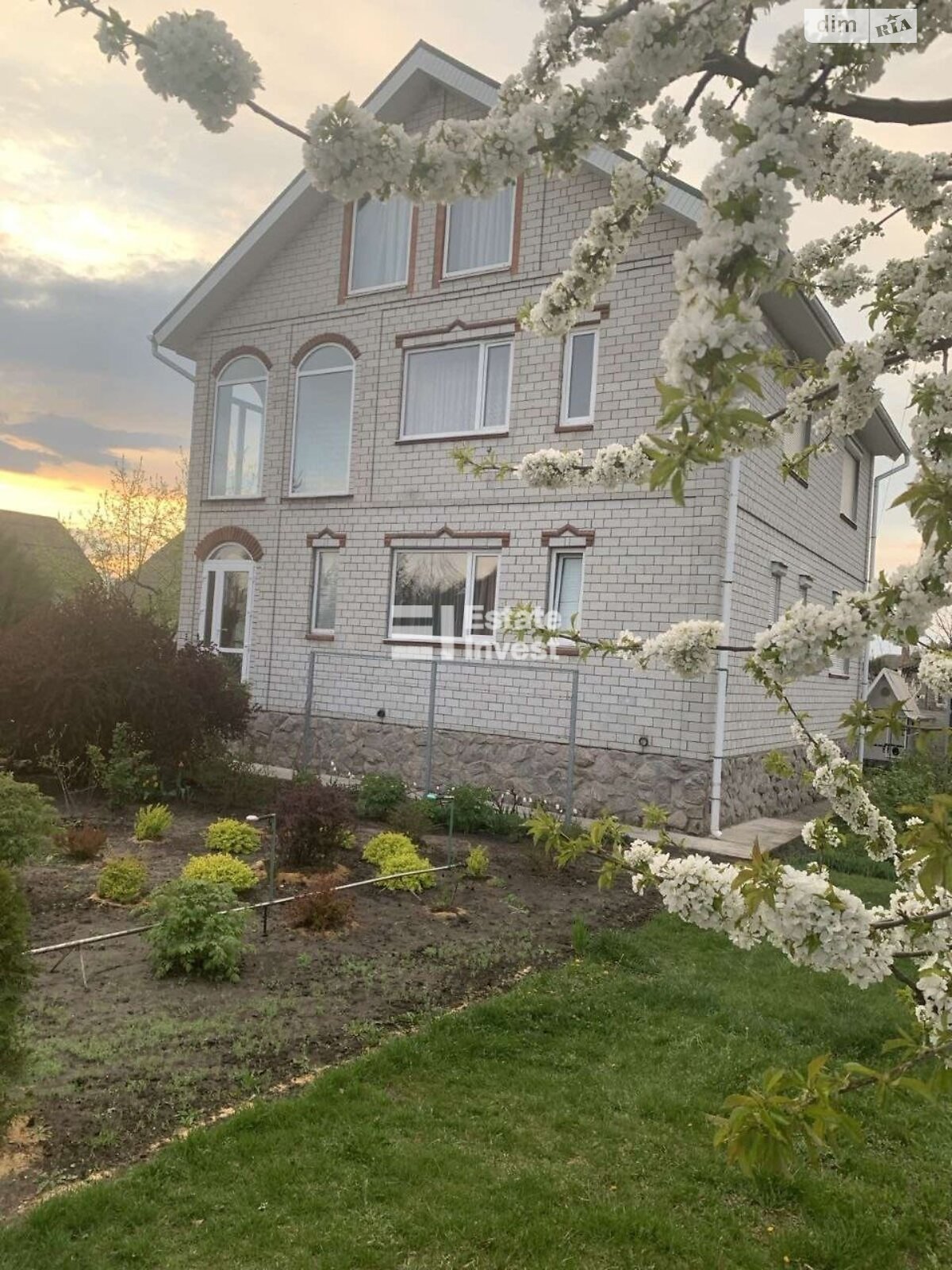 двоповерховий будинок з гаражем, 220 кв. м, цегла. Продаж у Мерефі фото 1 двоповерховий будинок з гаражем, 220 кв. м, цегла. Продаж у Мерефі фото 1