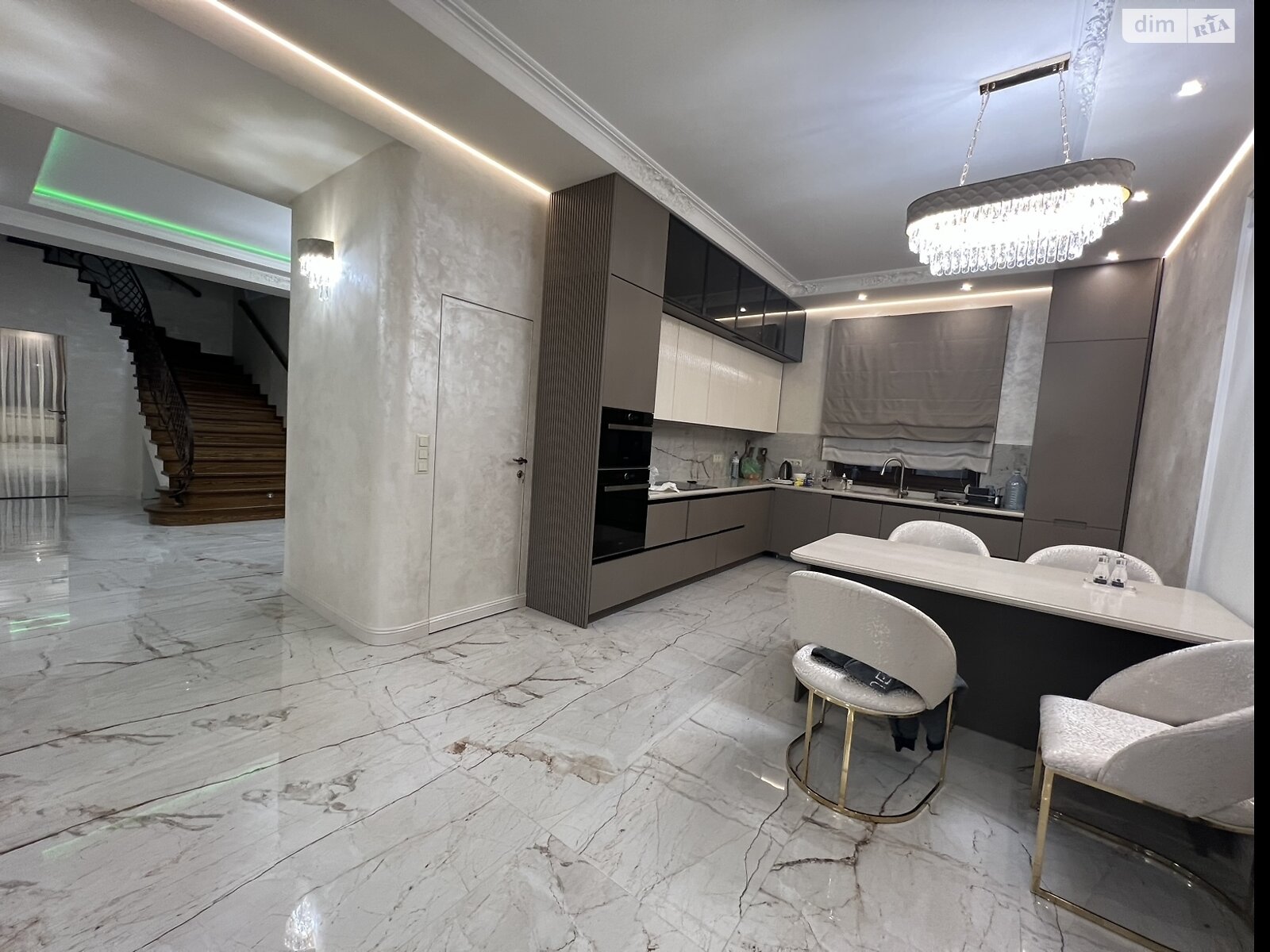 двухэтажный дом с гаражом, 550 кв. м, кирпич. Продажа в Минае фото 1 двухэтажный дом с гаражом, 550 кв. м, кирпич. Продажа в Минае фото 1