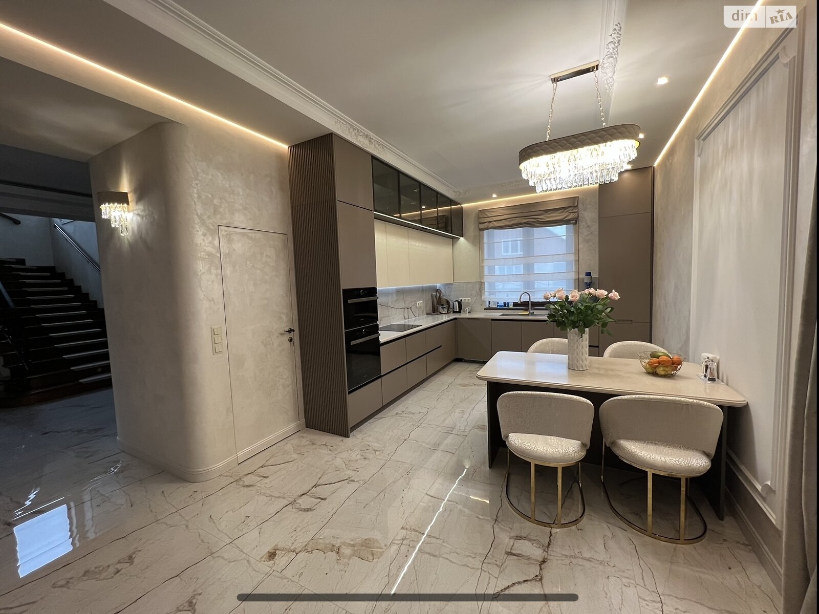 двухэтажный дом с гаражом, 550 кв. м, кирпич. Продажа в Минае фото 1 двухэтажный дом с гаражом, 550 кв. м, кирпич. Продажа в Минае фото 1